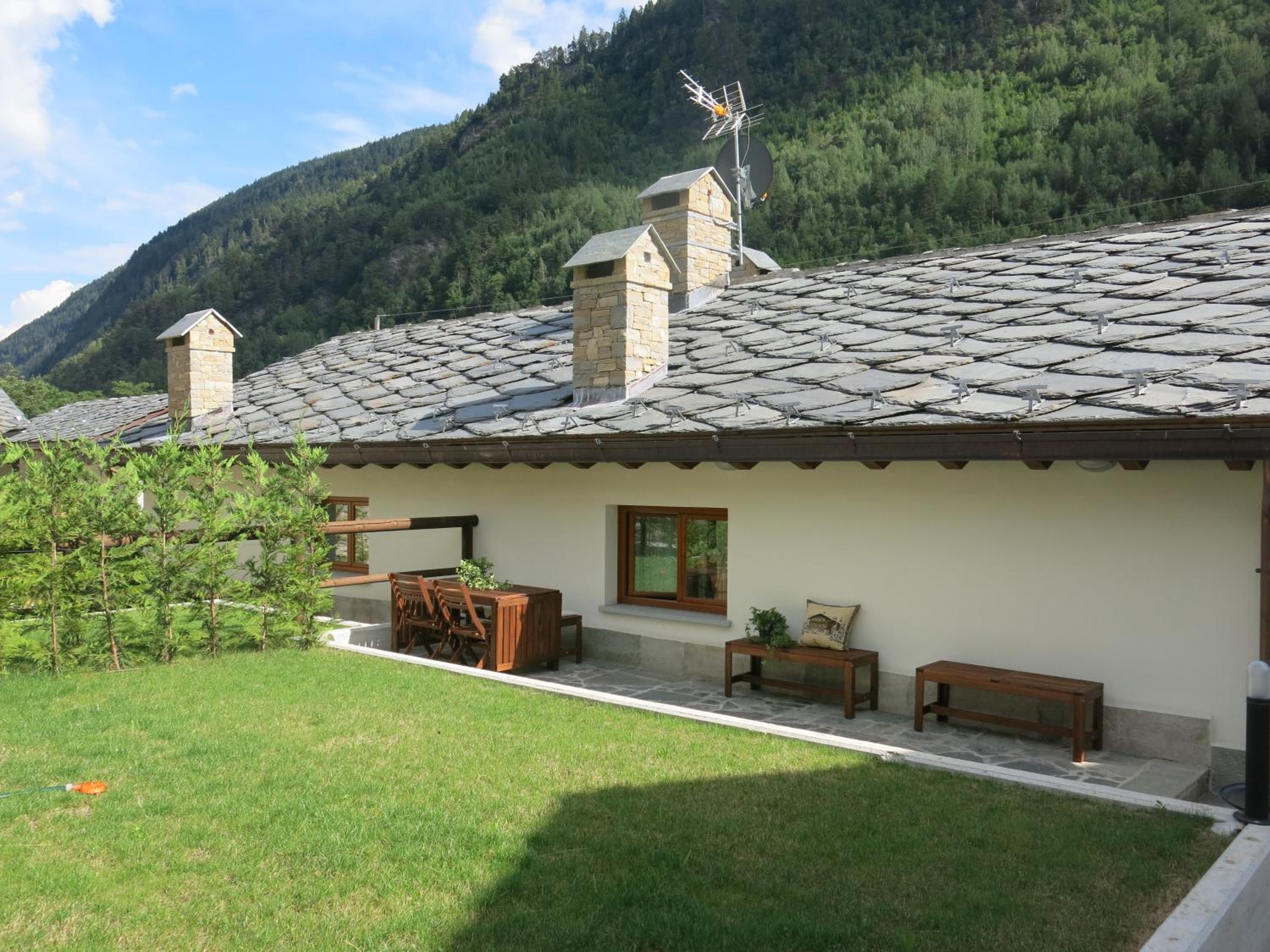 Deluxe Two-Bedroom Apartment with Garden photo 2