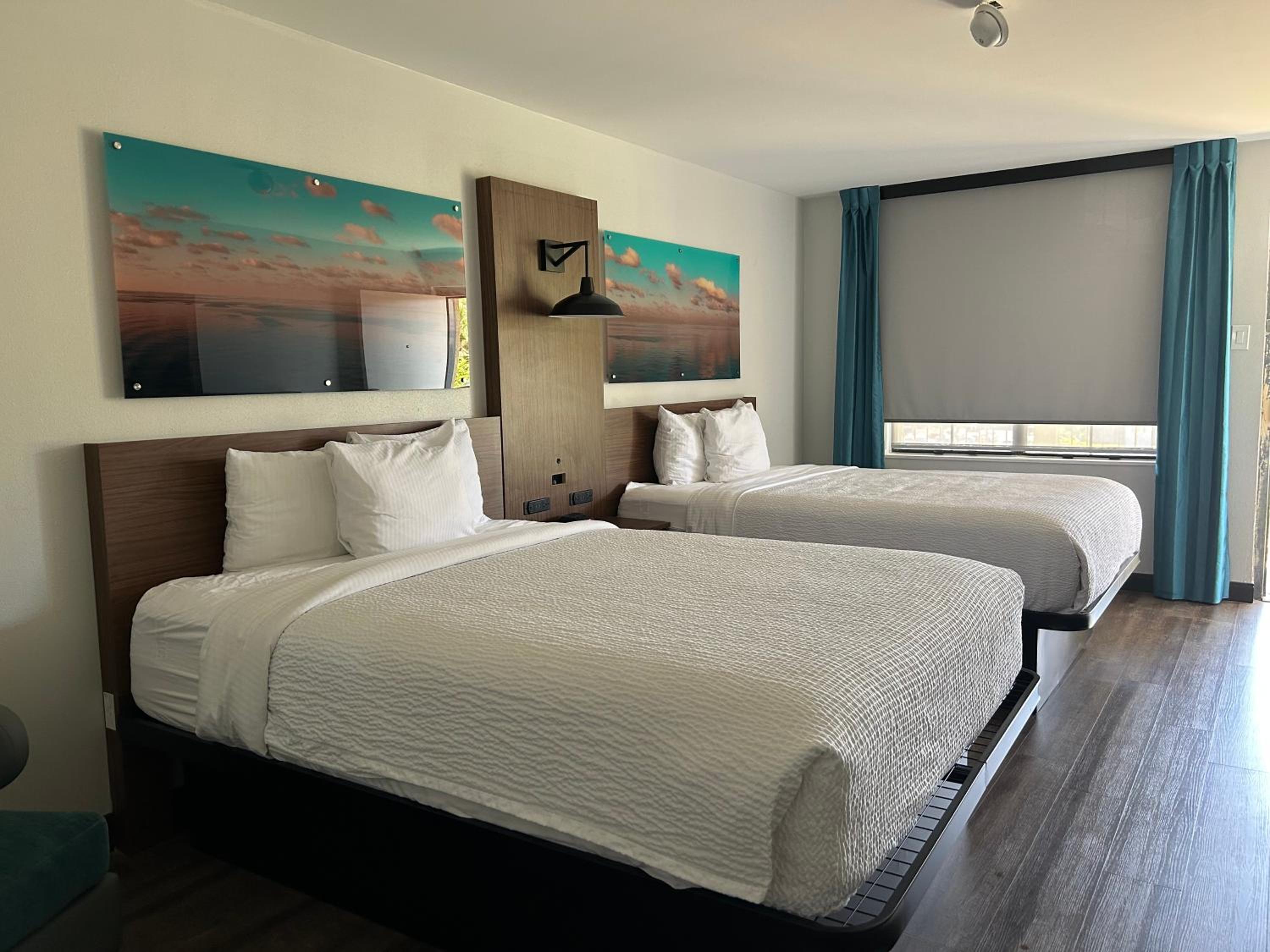Queen Room with Two Queen Beds - Non-Smoking - Photo 2