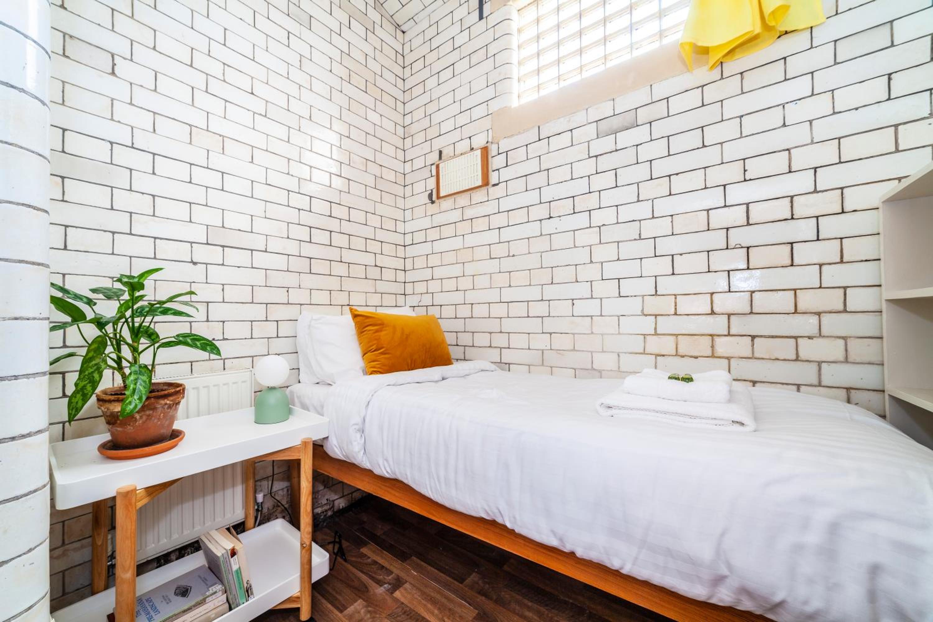 Single Room with Shared Bathroom photo 1
