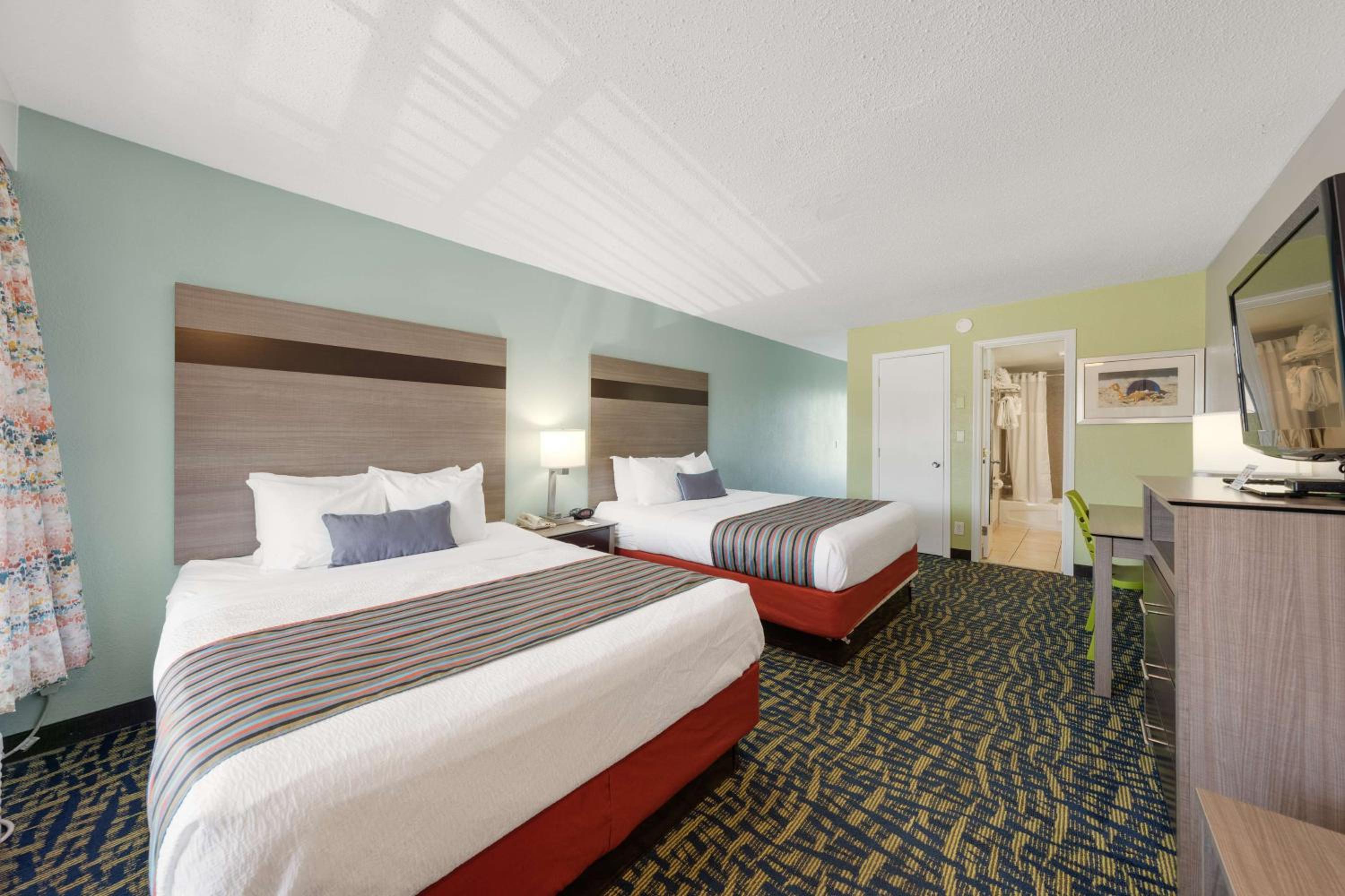 Queen Room with Two Queen Beds and Kitchen - Non-smoking - Photo 3