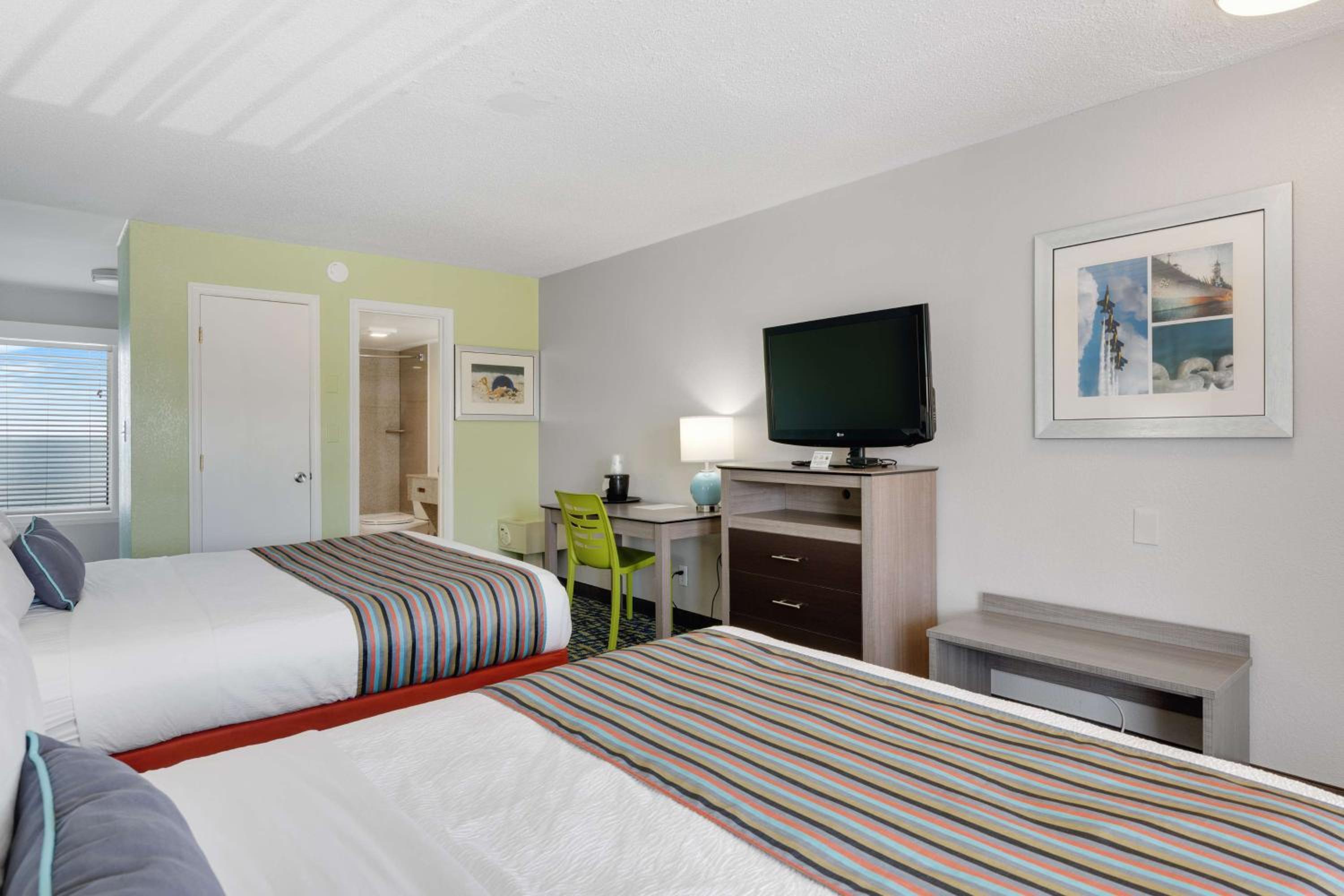 Queen Room with Two Queen Beds and Kitchen - Non-smoking - Photo 6