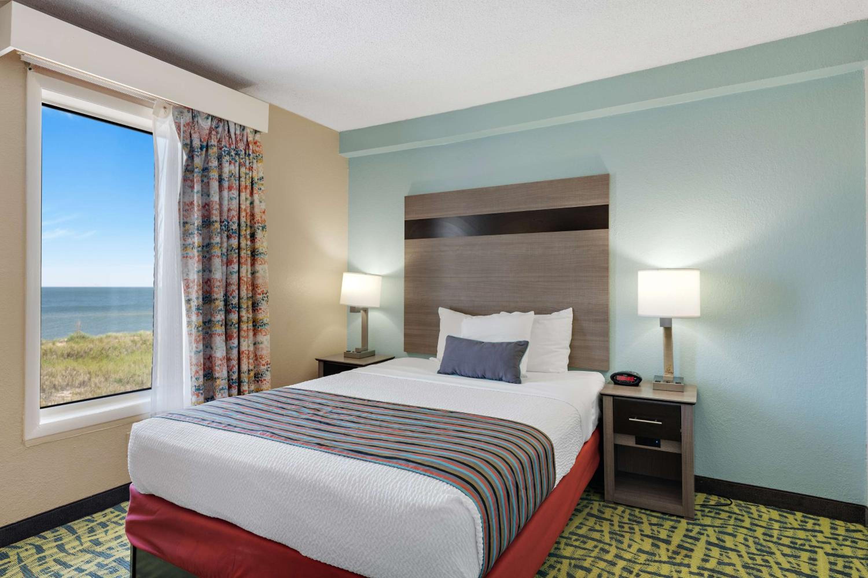 One Bedroom Queen Suite with Two Queen Beds with Kitchen - Non-smoking - Photo 1