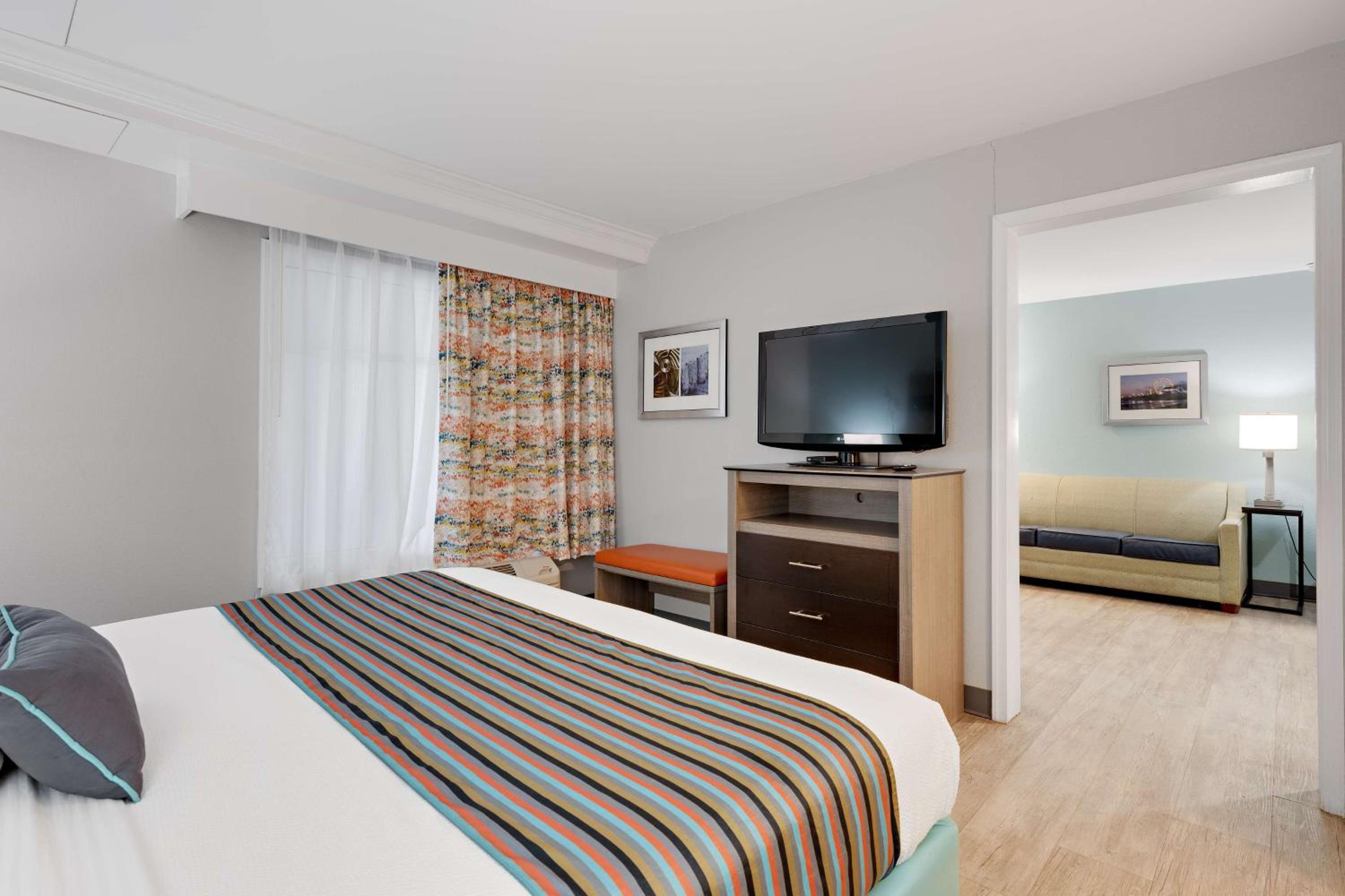 King Suite with Sofa Bed - Non Smoking - Photo 1