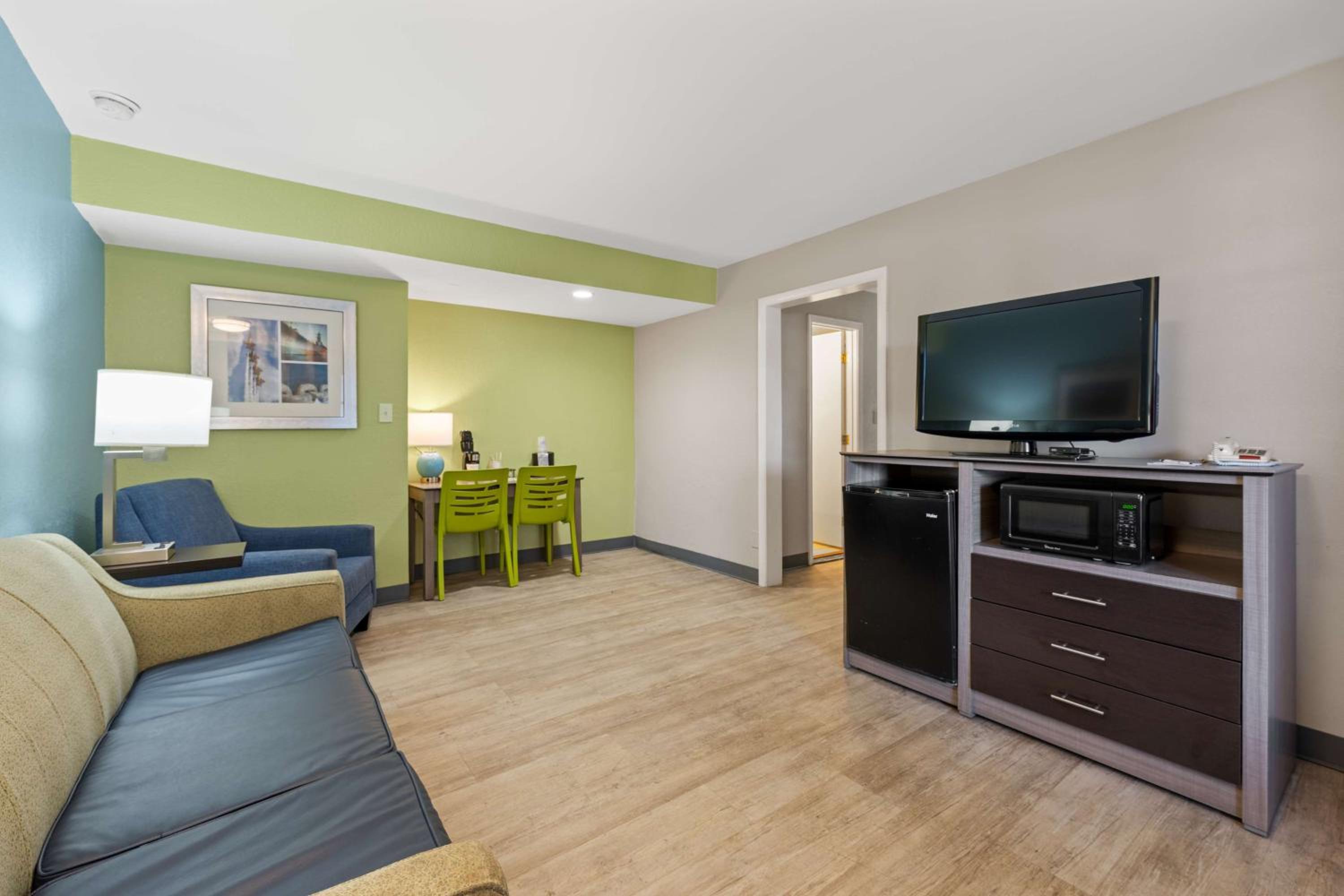 King Suite with Sofa Bed - Non Smoking - Photo 5