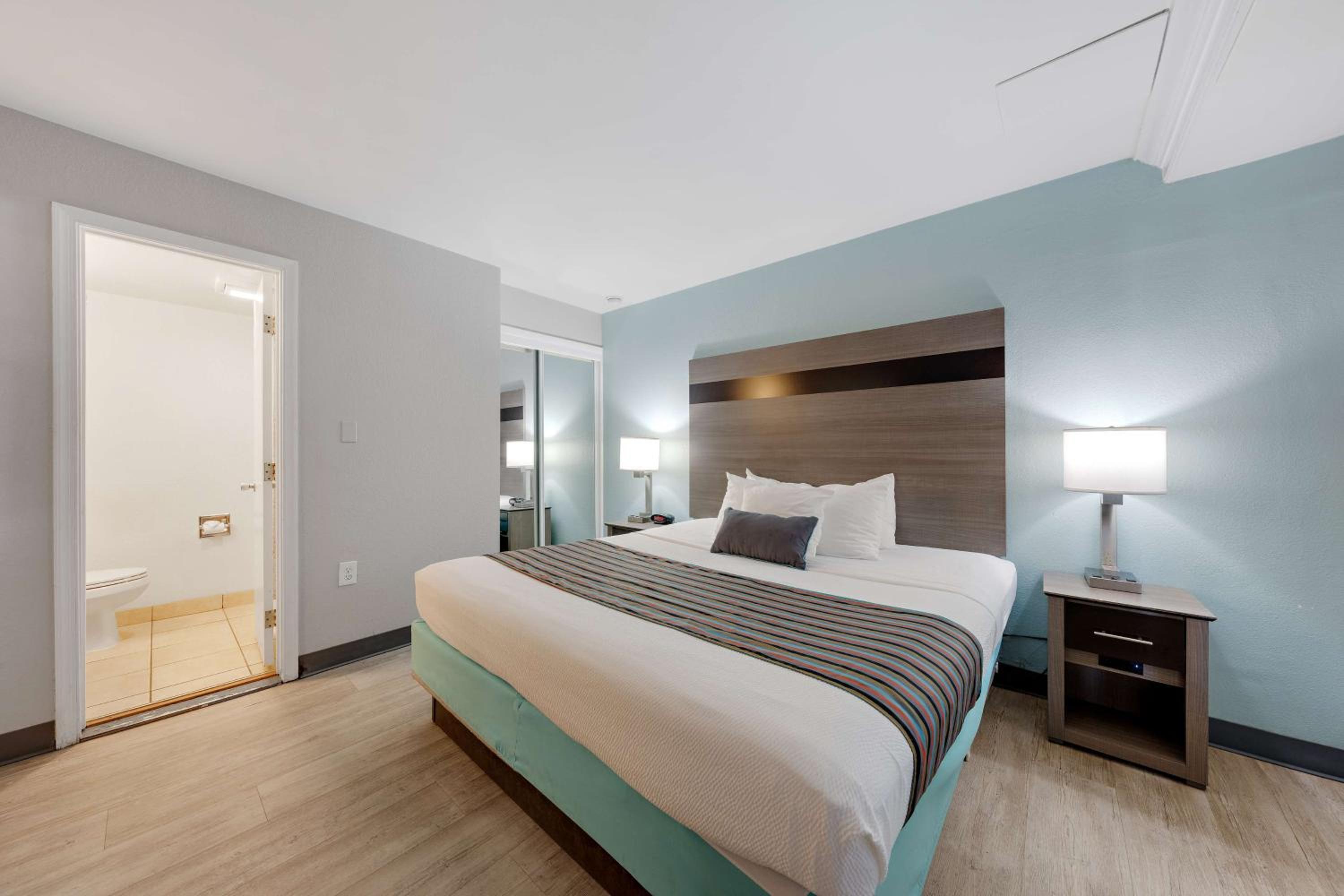 King Suite with Sofa Bed - Non Smoking - Photo 6