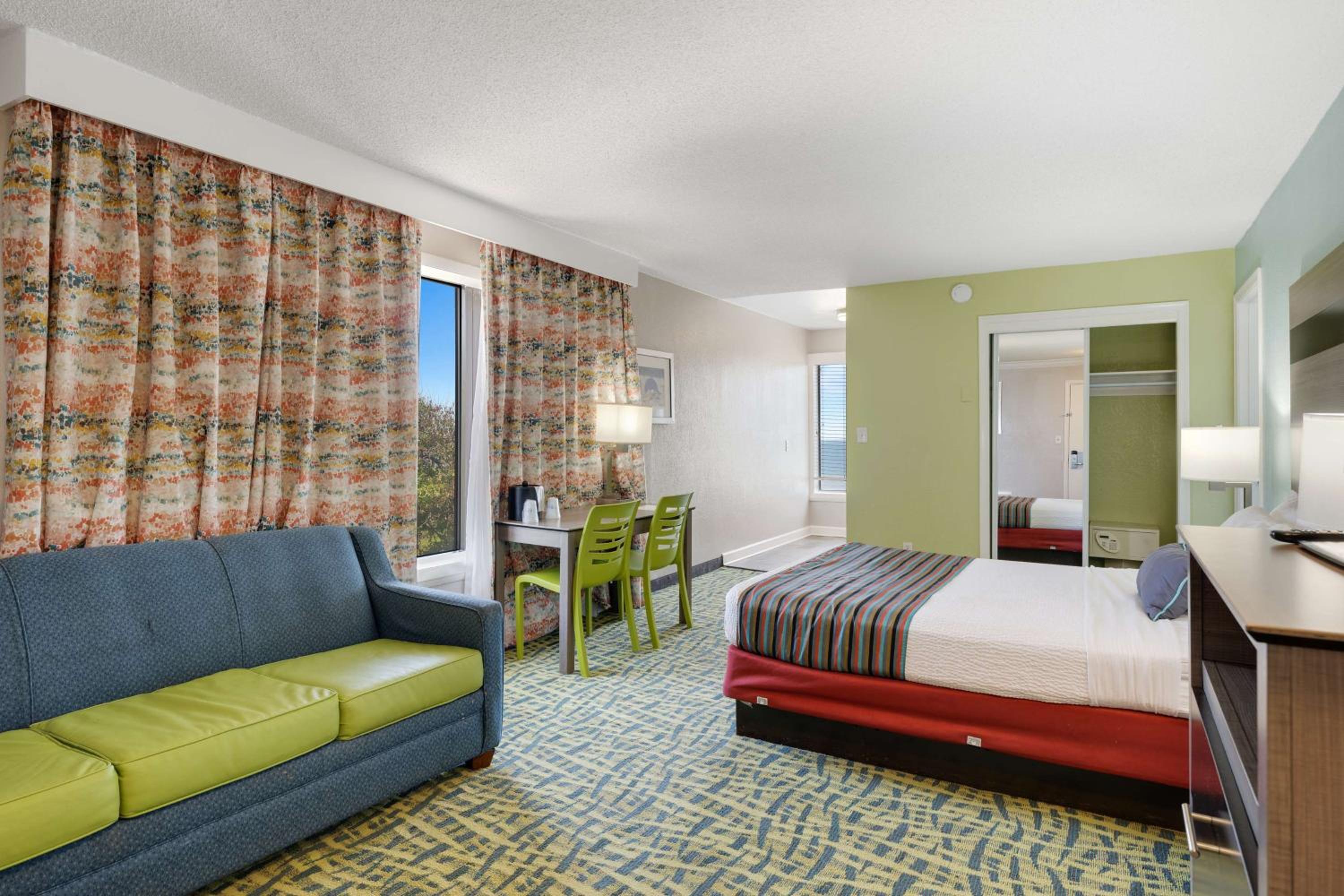One Bedroom Queen Suite with Two Queen Beds with Kitchen - Non-smoking - Photo 3