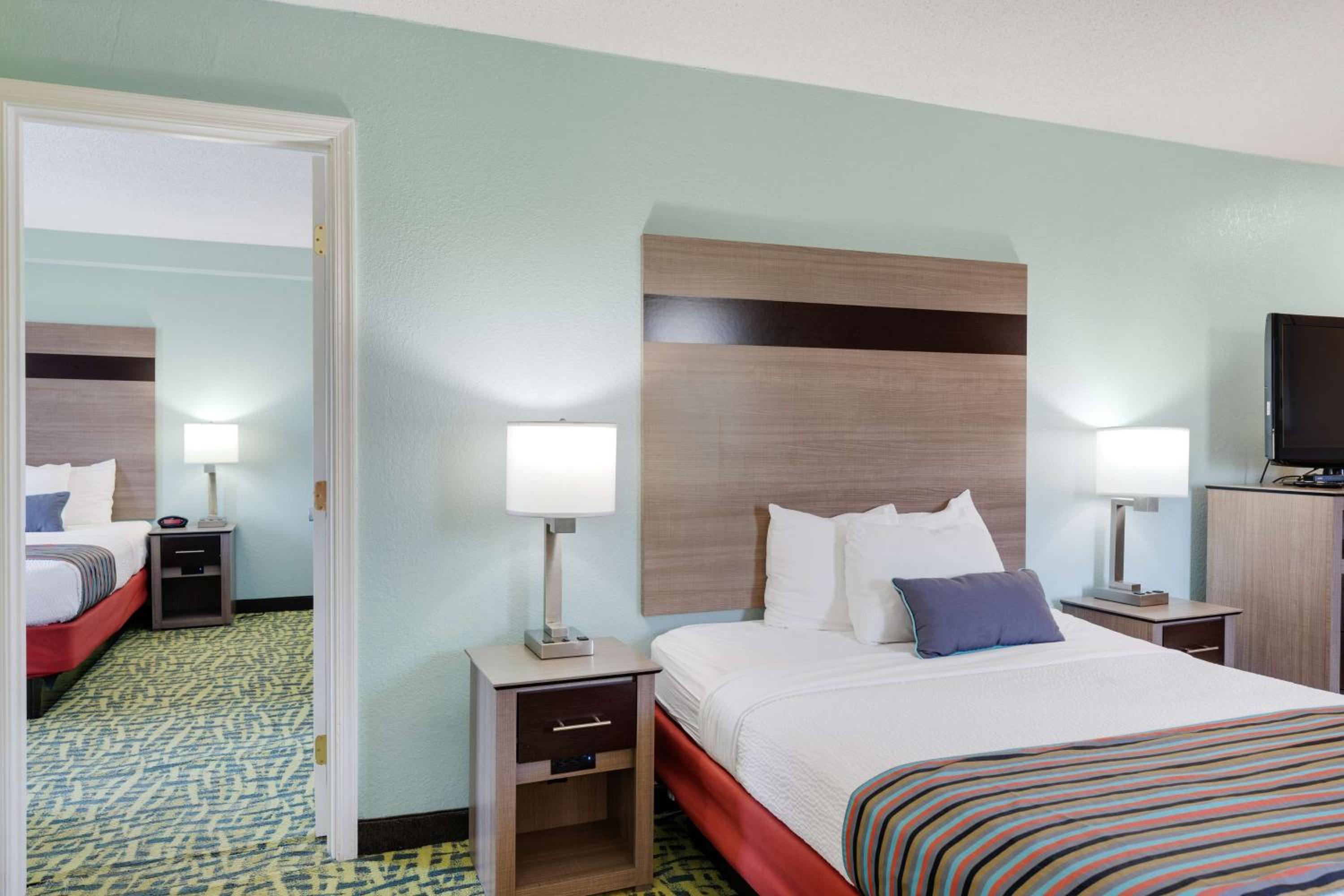 One Bedroom Queen Suite with Two Queen Beds with Kitchen - Non-smoking - Photo 5