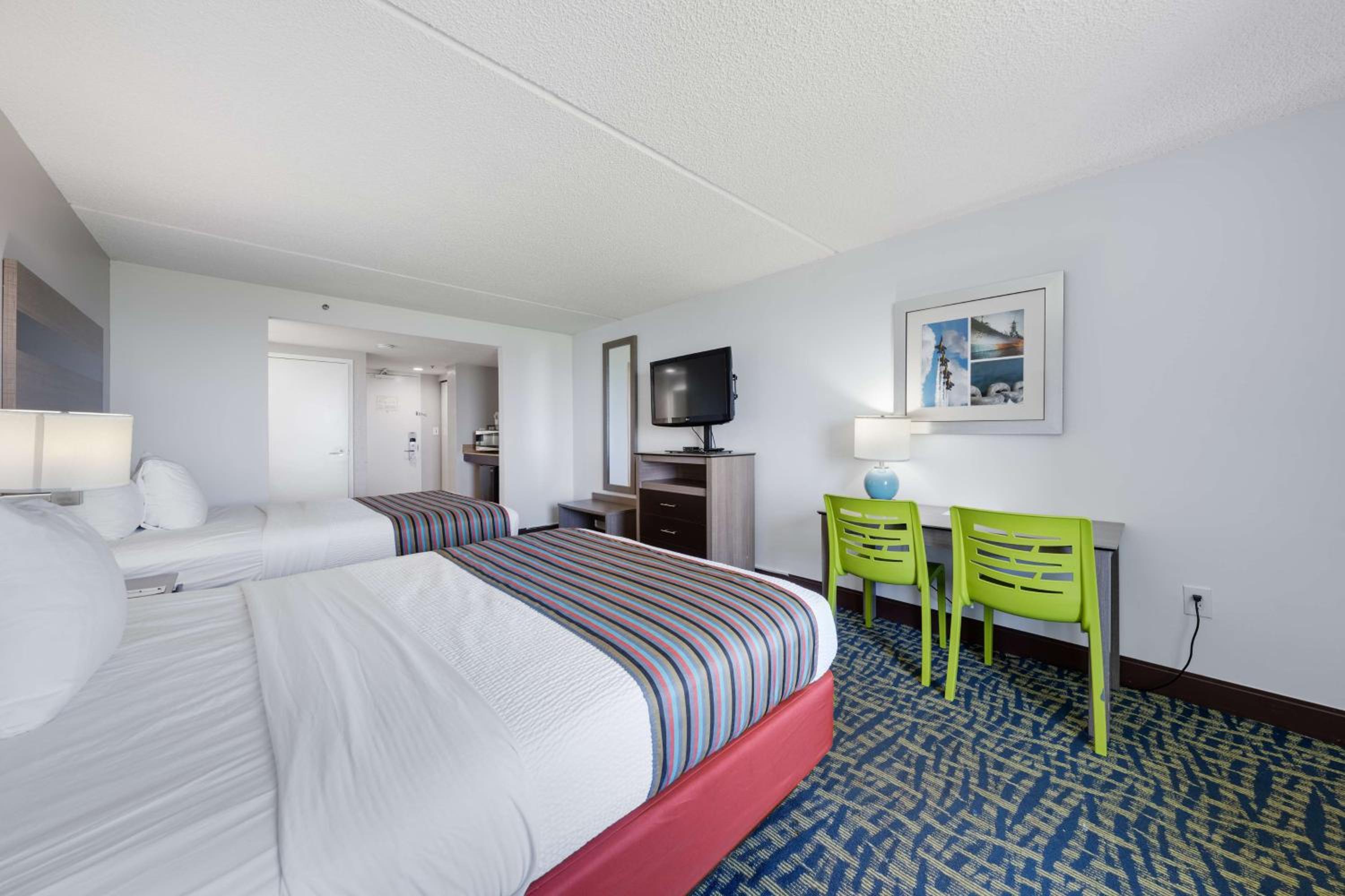 Queen Room with Two Queen Beds with Ocean View - Non Smoking - Photo 4