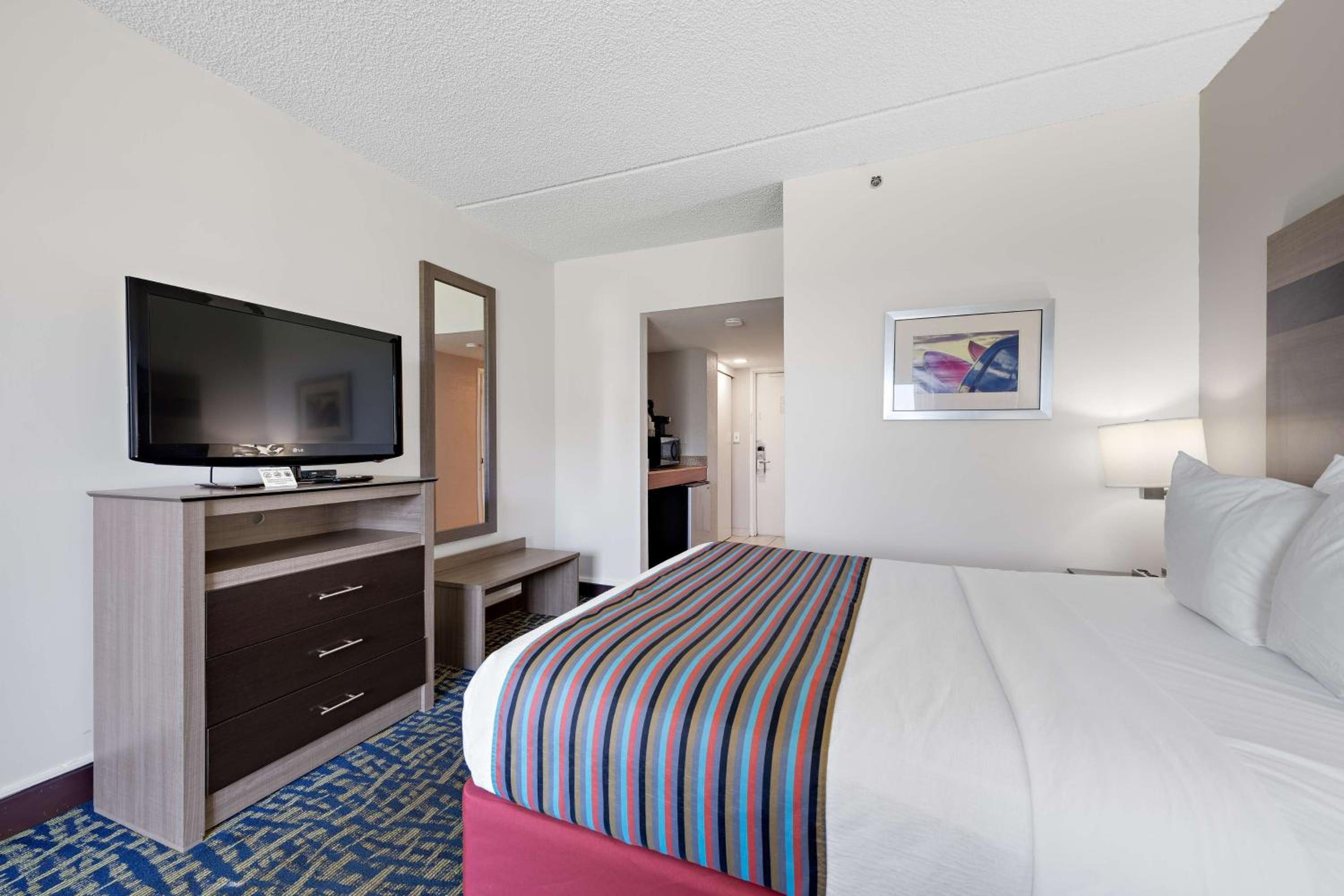 Queen Room with Sofa Bed - Ocean Front/Disability Access - Photo 4