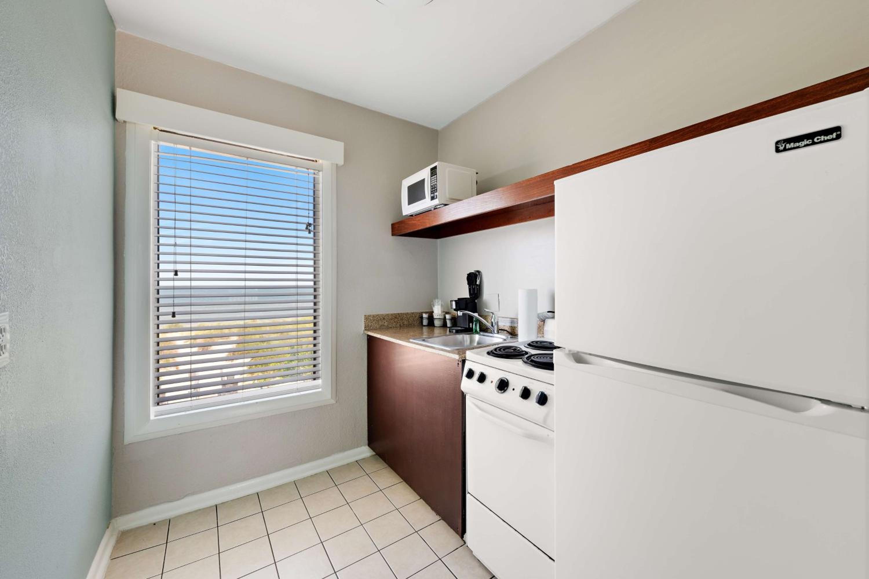 Queen Room with Two Queen Beds and Kitchen - Non-smoking - Photo 4