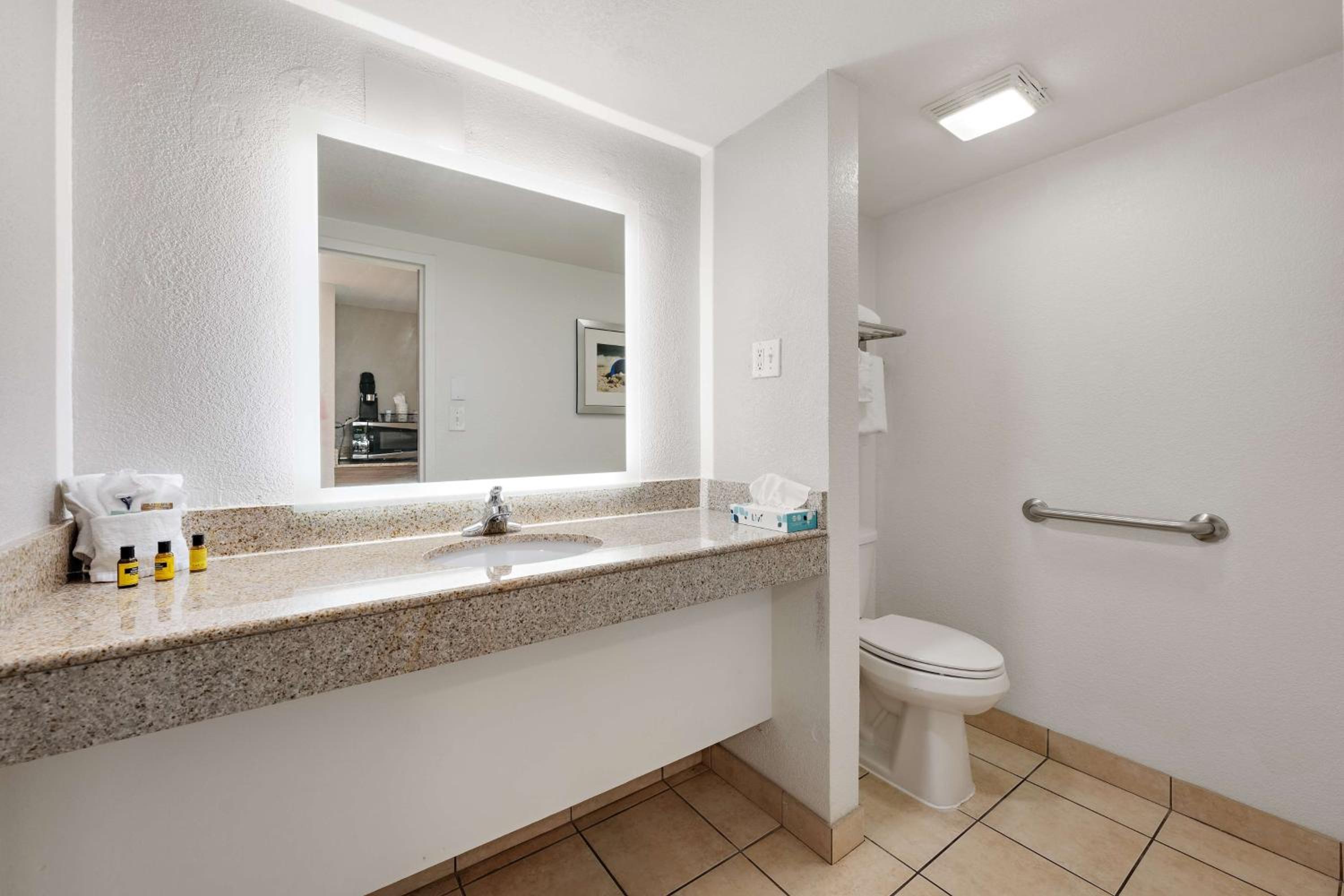 Queen Room with Sofa Bed - Ocean Front/Disability Access - Photo 6