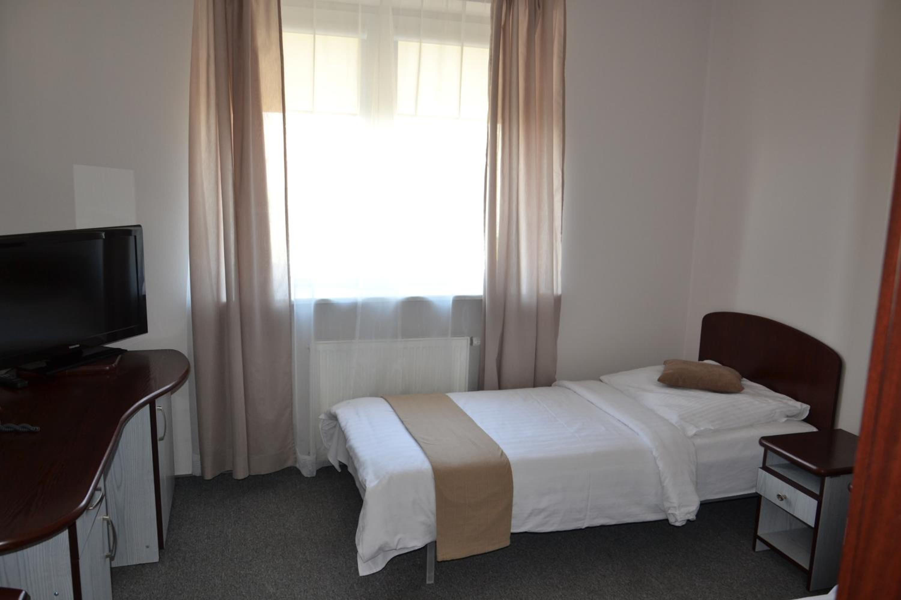 Twin Room - Photo 5