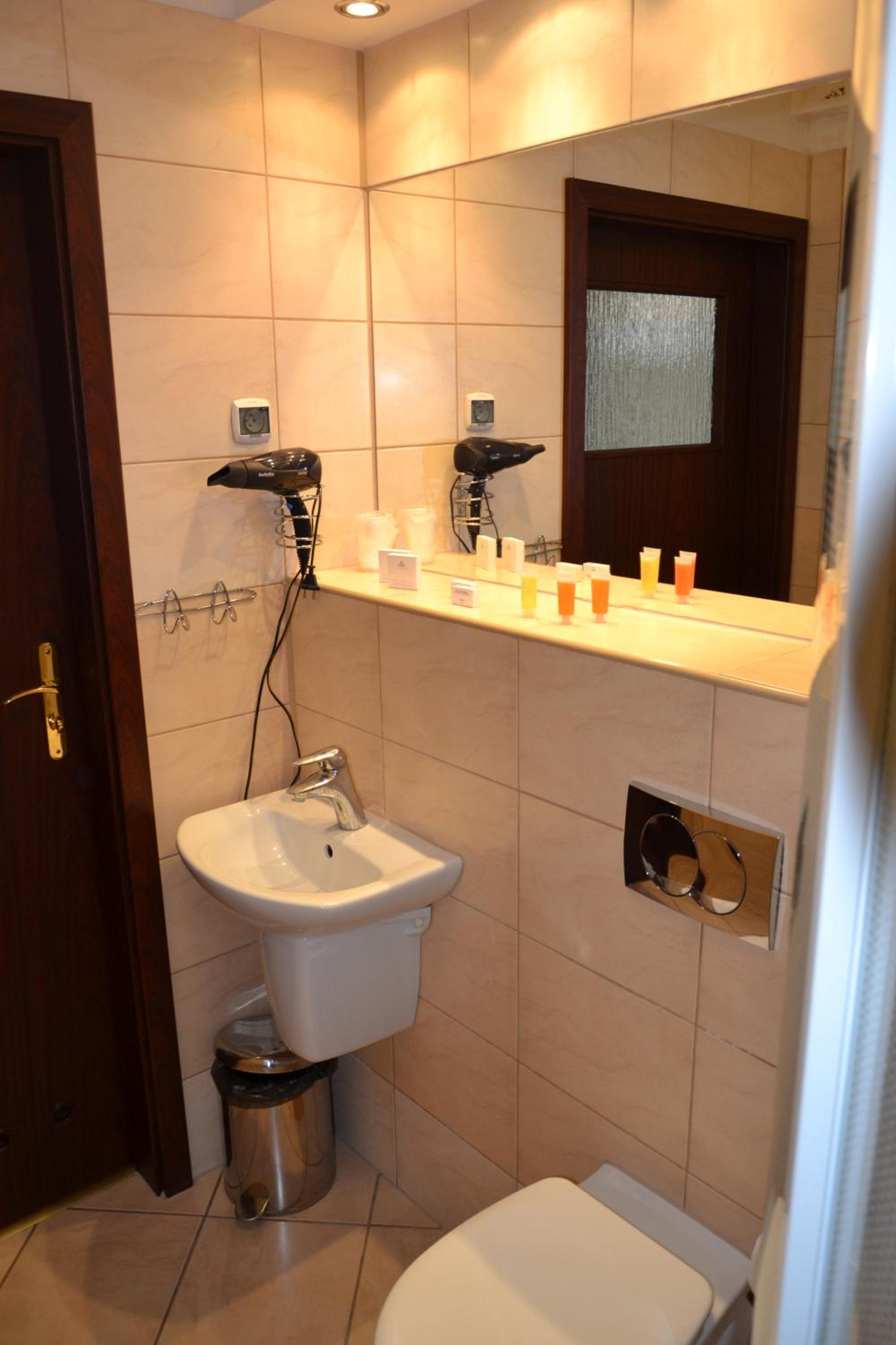 Twin Room - Photo 6