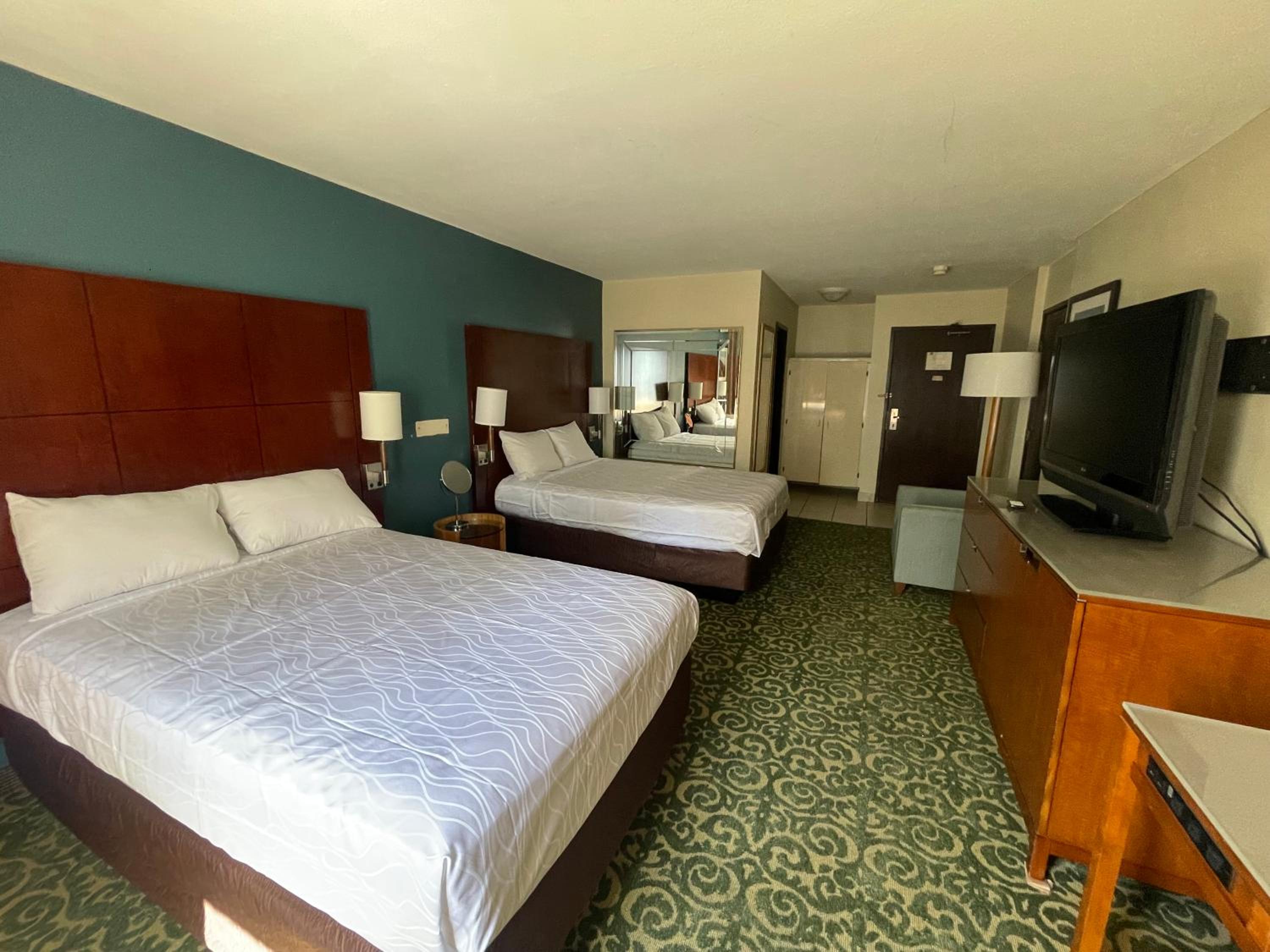 Classic Quadruple Room - Non-Smoking - Photo 2