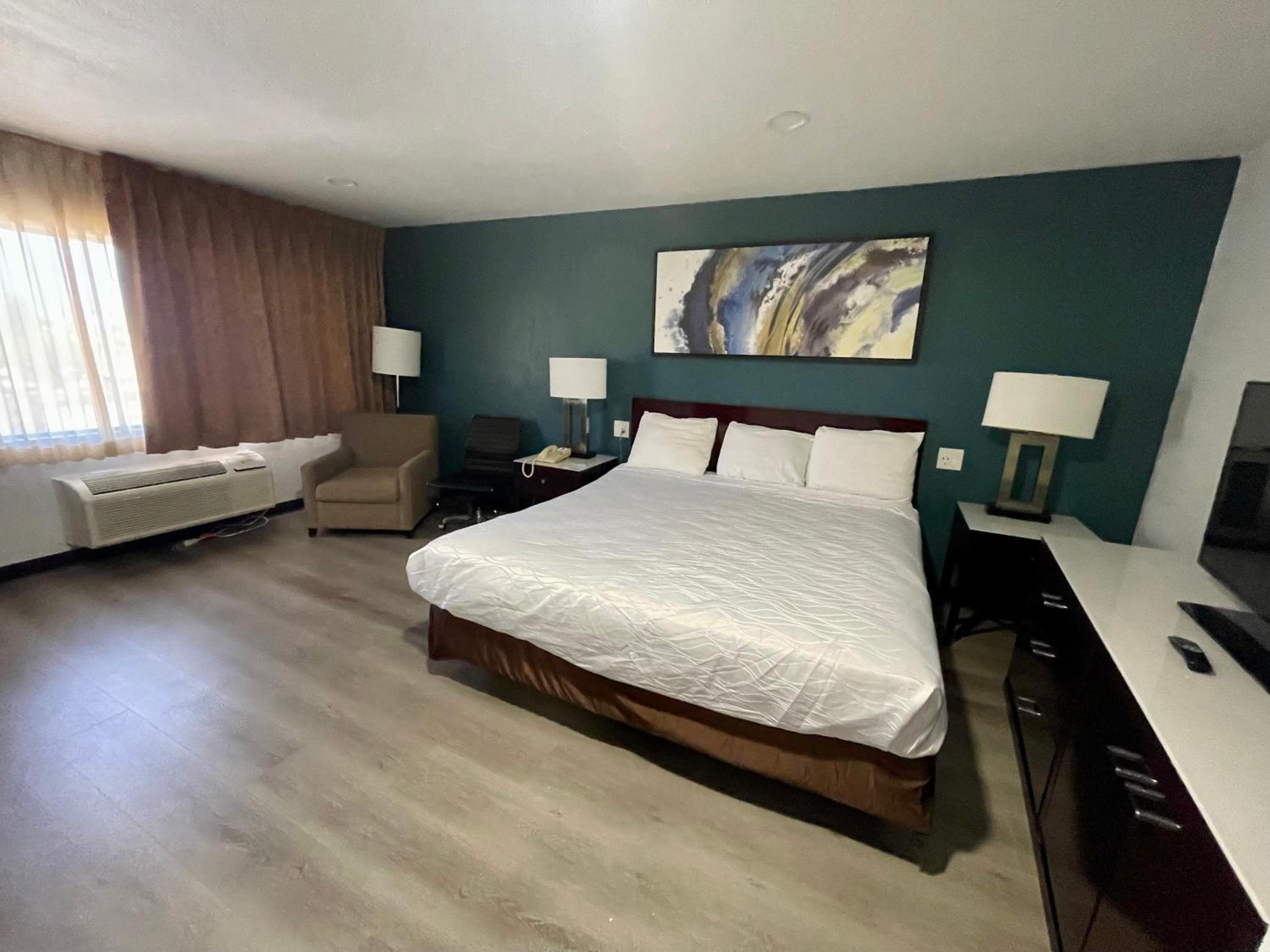Standard King Room - Non-Smoking  - Photo 3