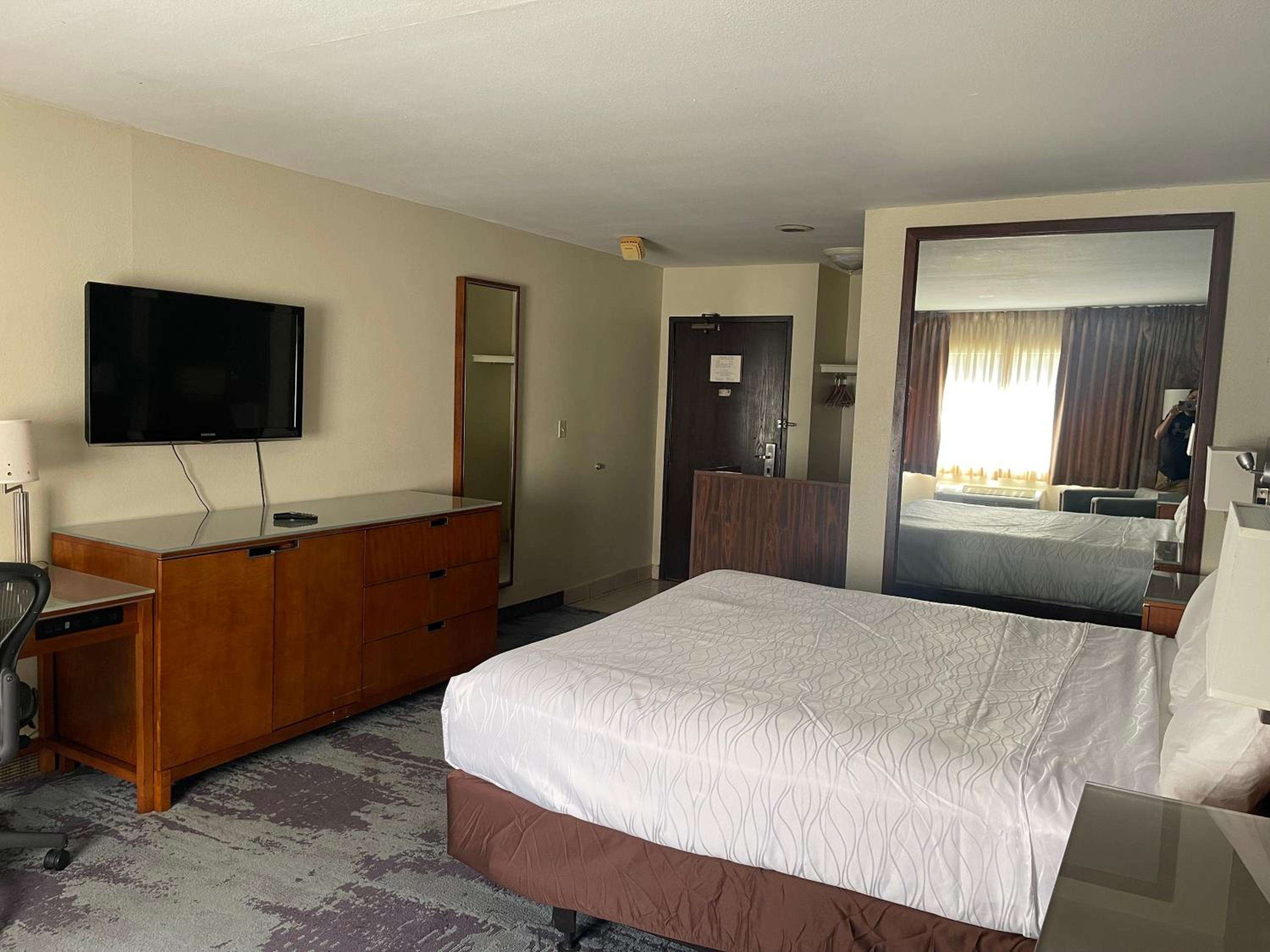 Standard King Room - Non-Smoking  - Photo 2
