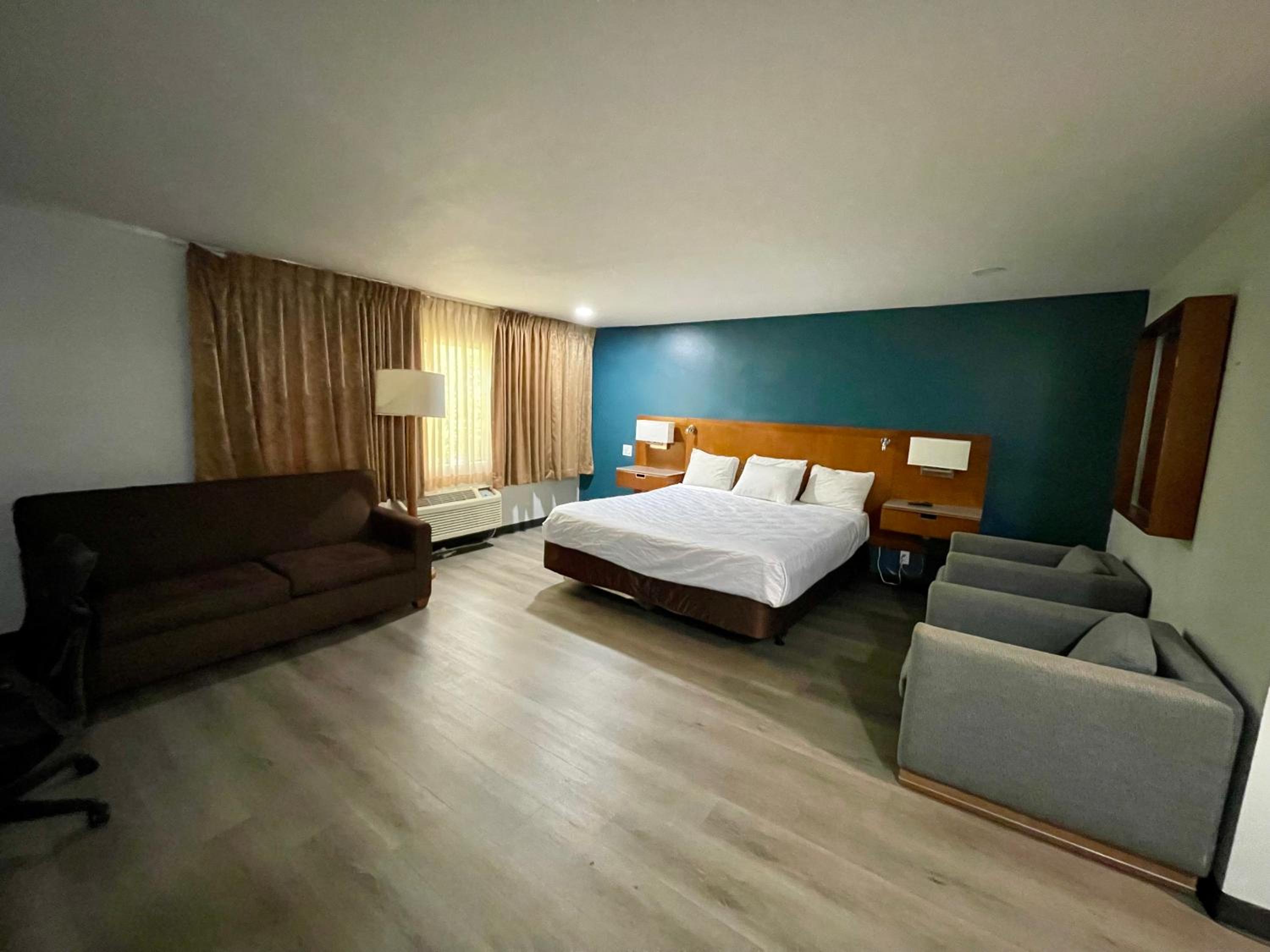 Suite - Non-Smoking - Photo 2