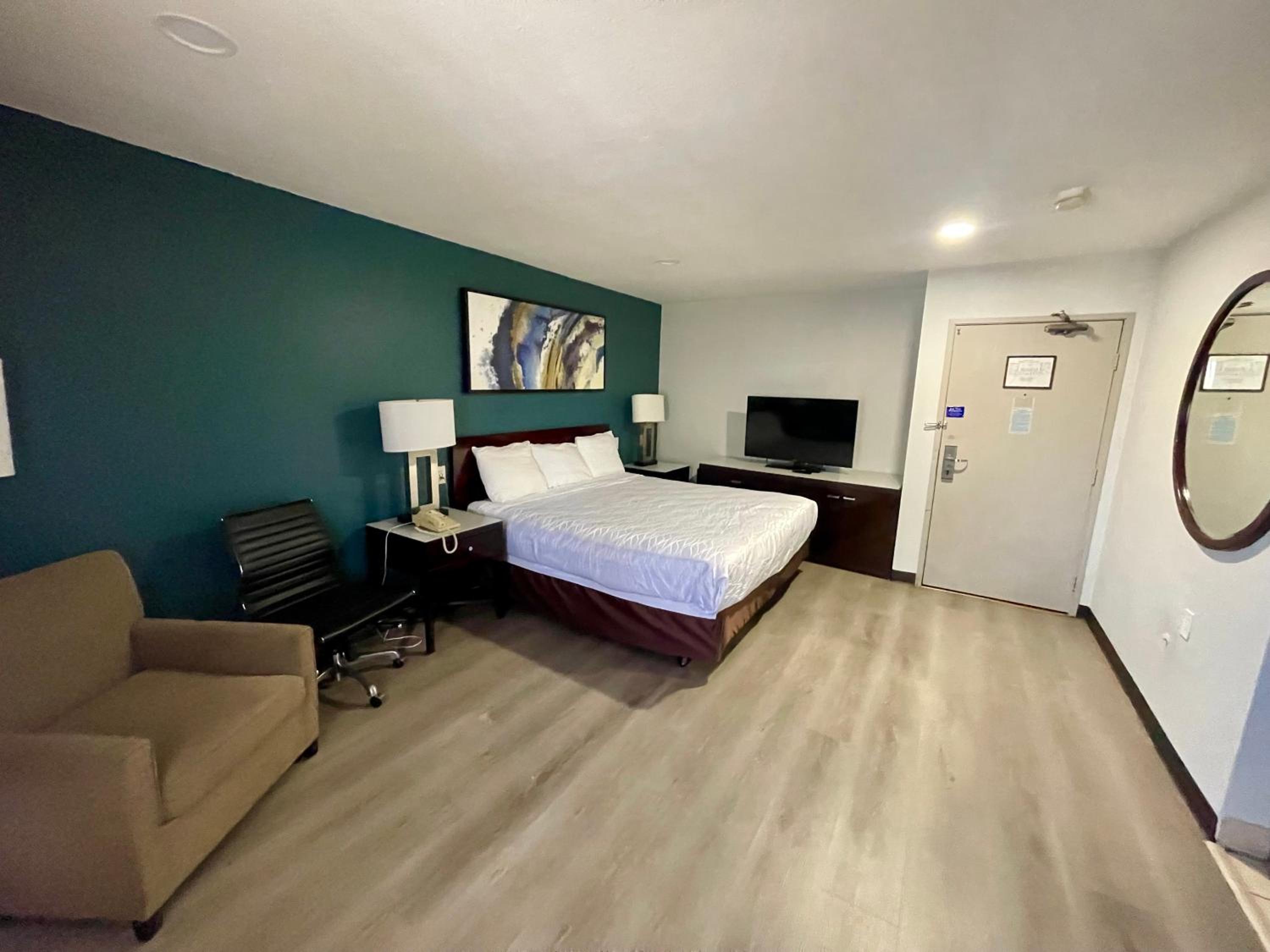 Standard King Room - Non-Smoking  - Photo 7