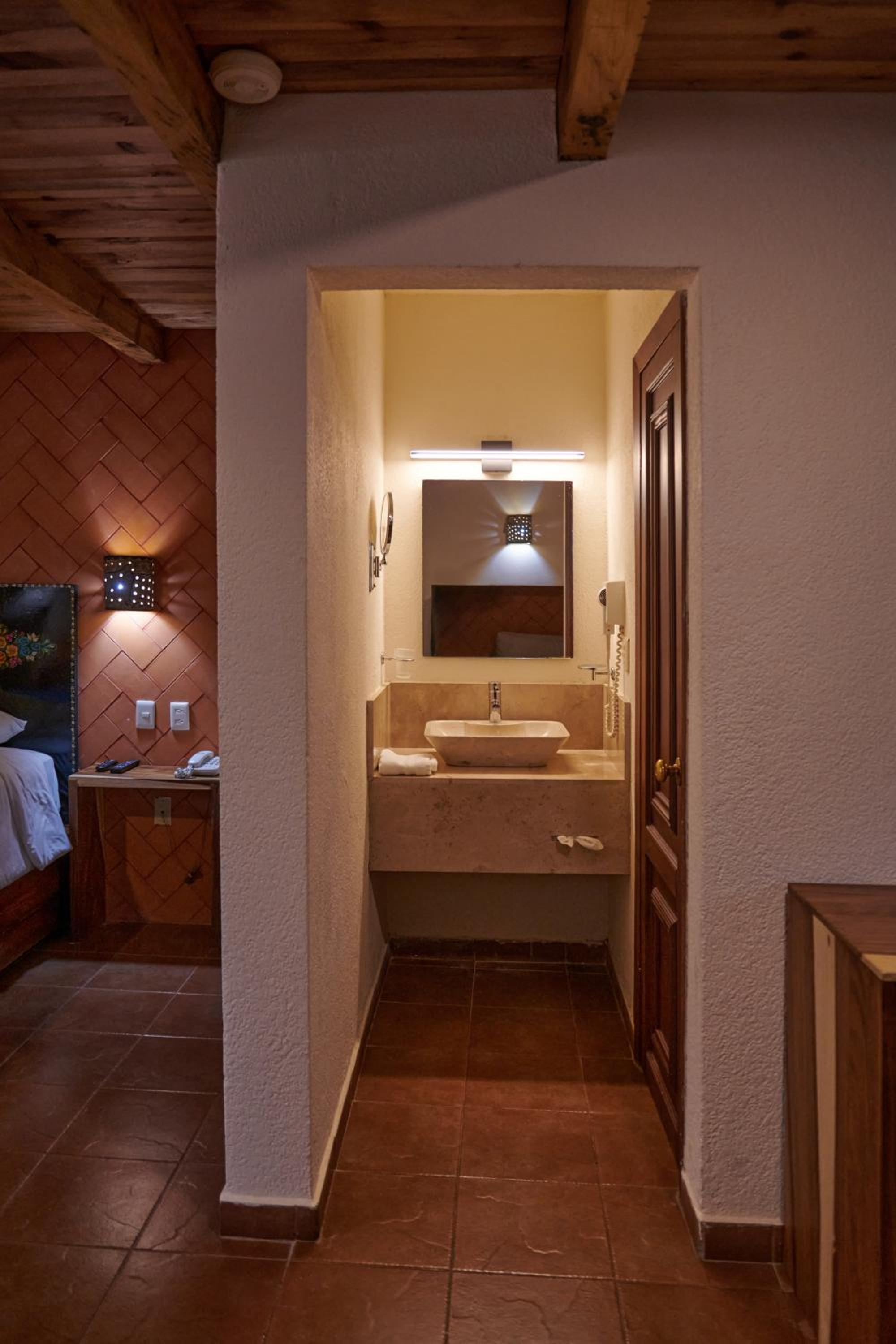 King Suite - Photo 6