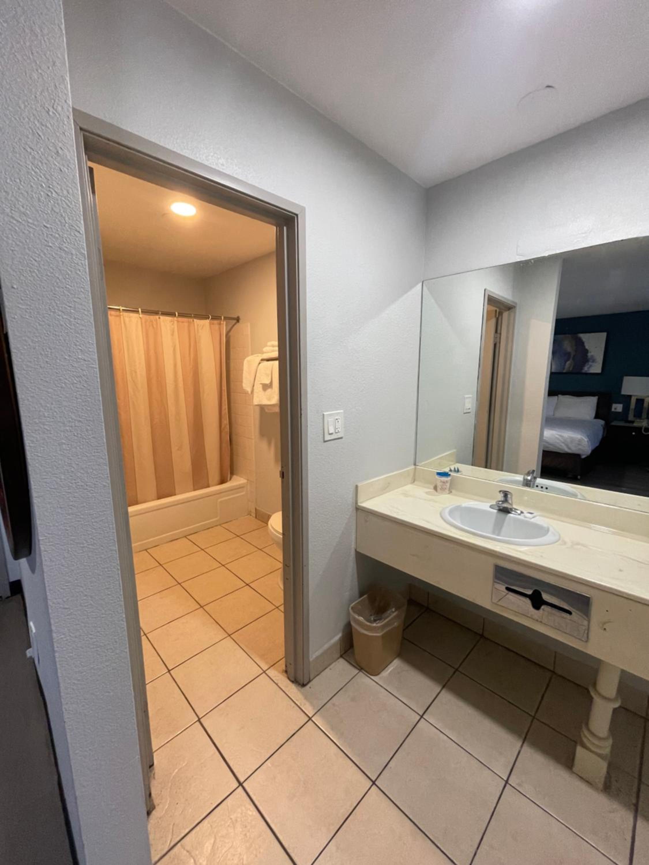 Standard King Room - Non-Smoking  - Photo 6