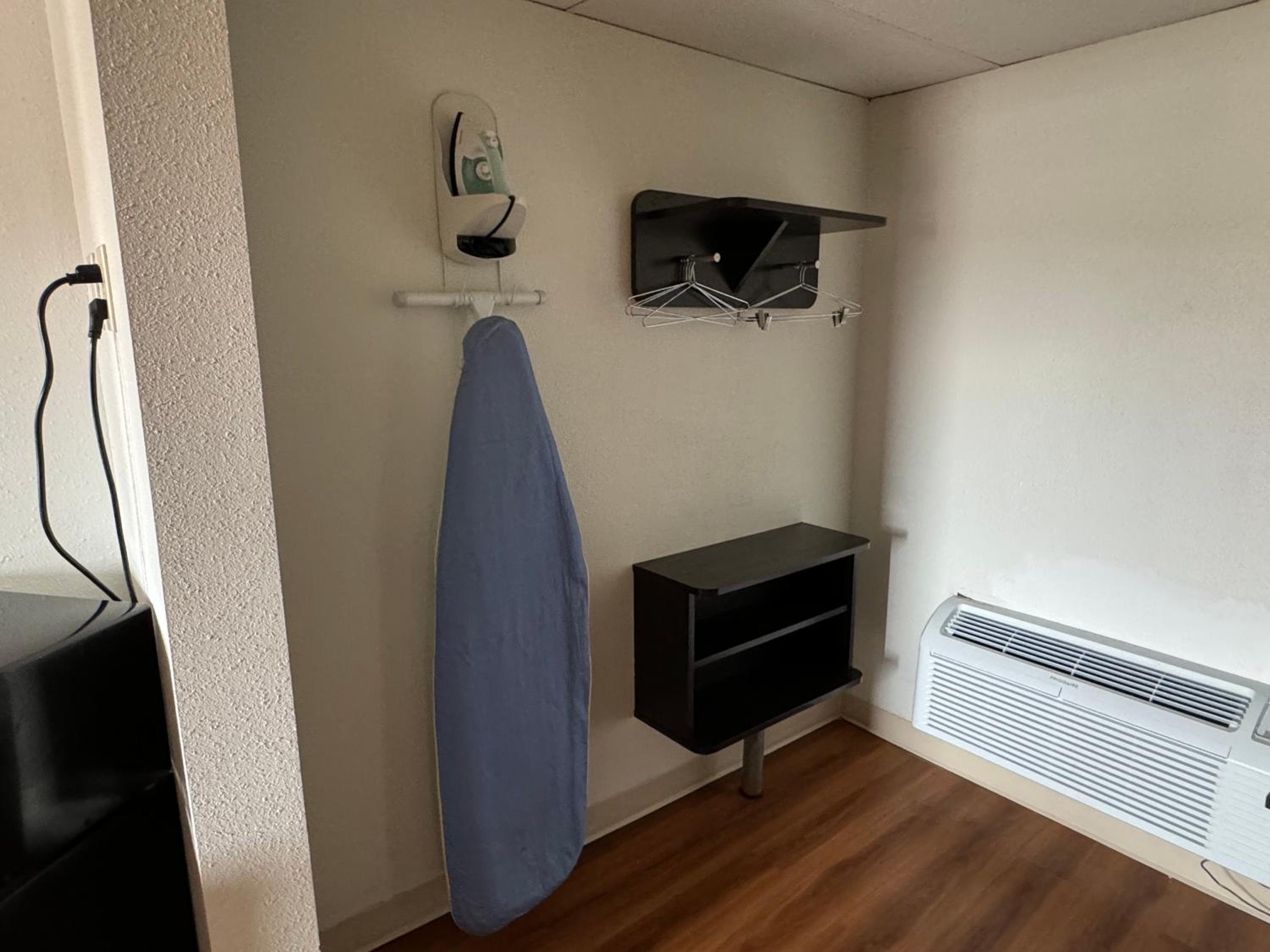 Deluxe Queen Room with Two Queen Beds - Non-Smoking - Photo 4