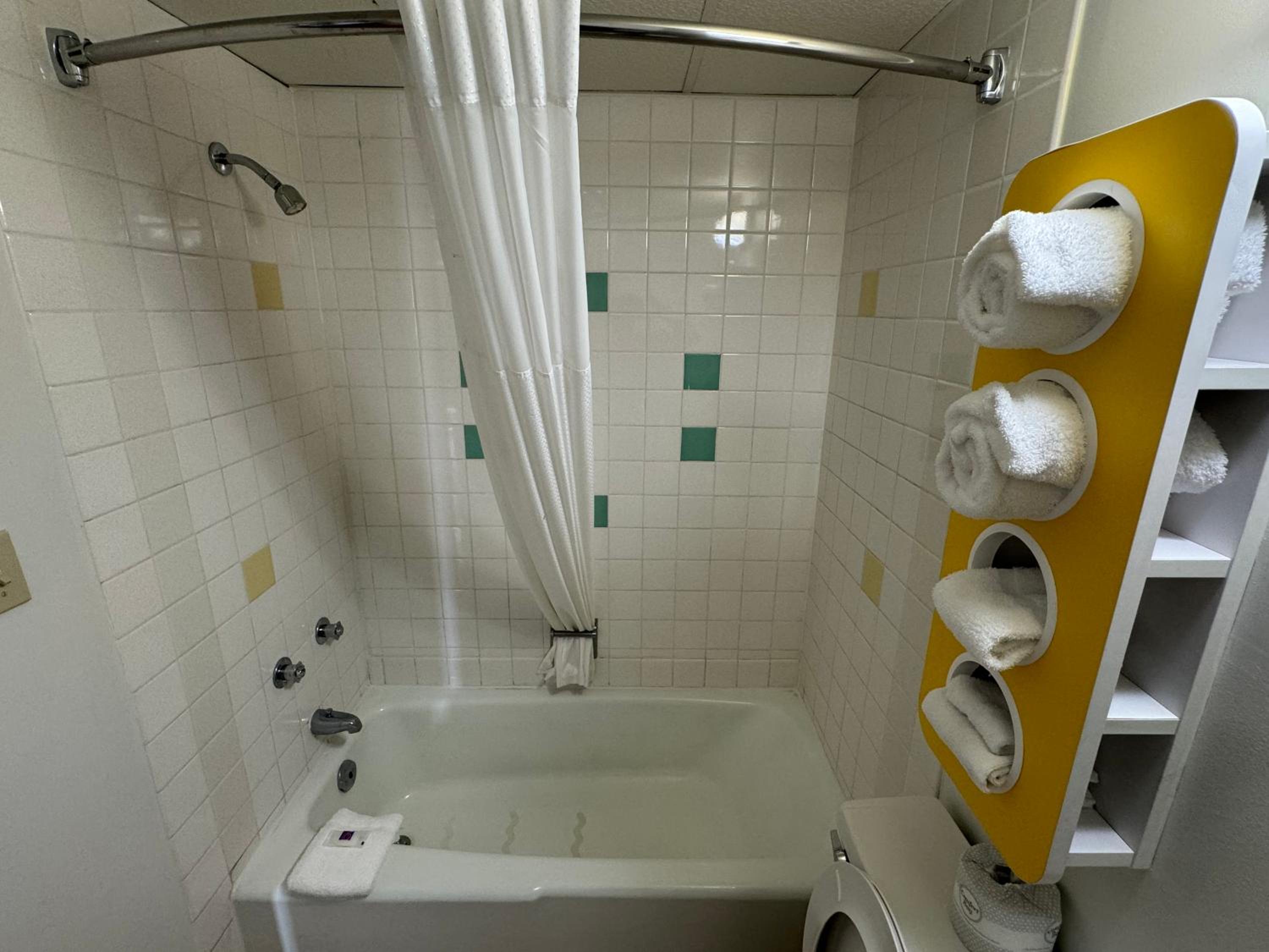 Deluxe Queen Room with Two Queen Beds - Non-Smoking - Photo 6