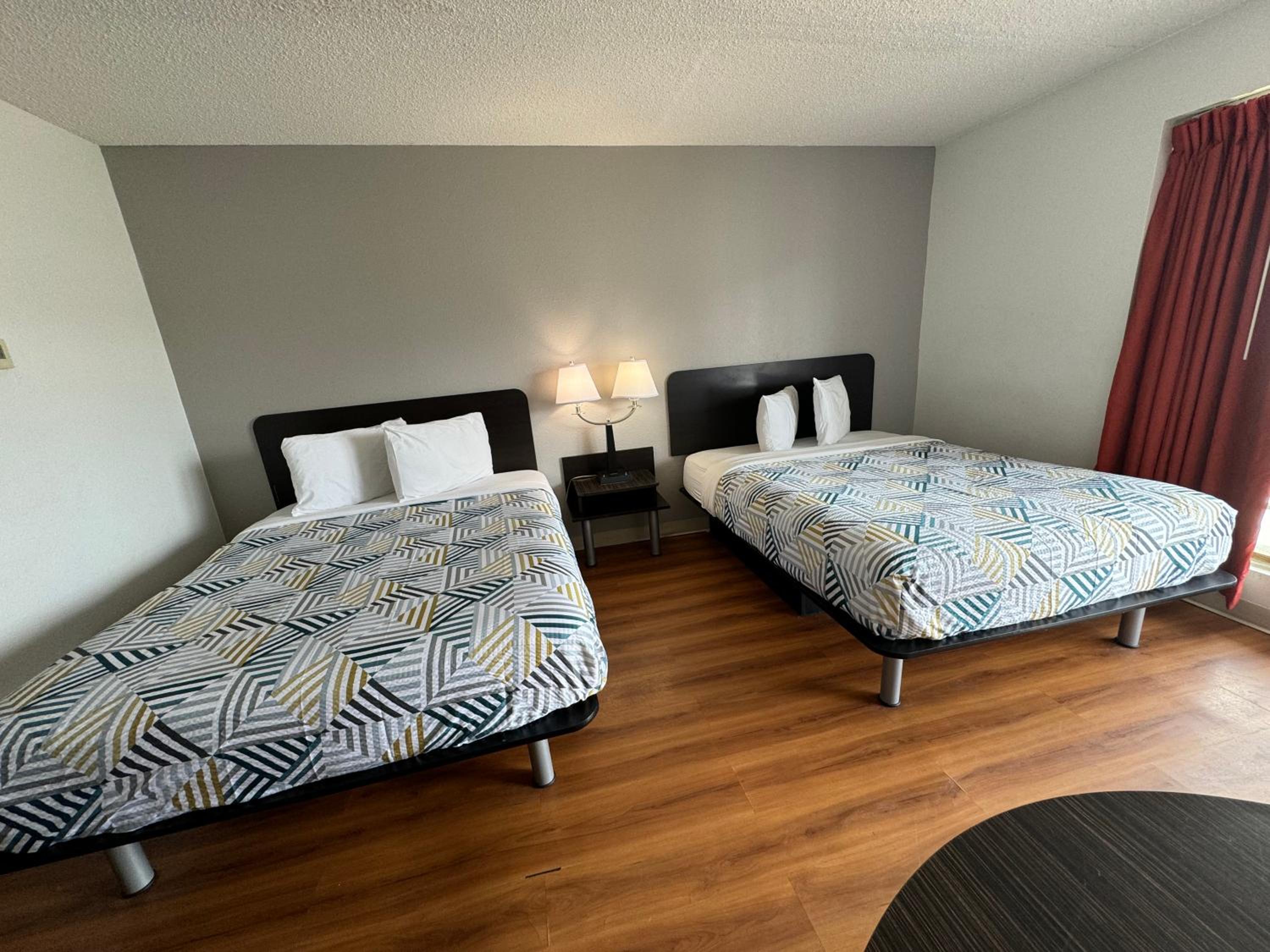 Deluxe Queen Room with Two Queen Beds - Non-Smoking - Photo 13