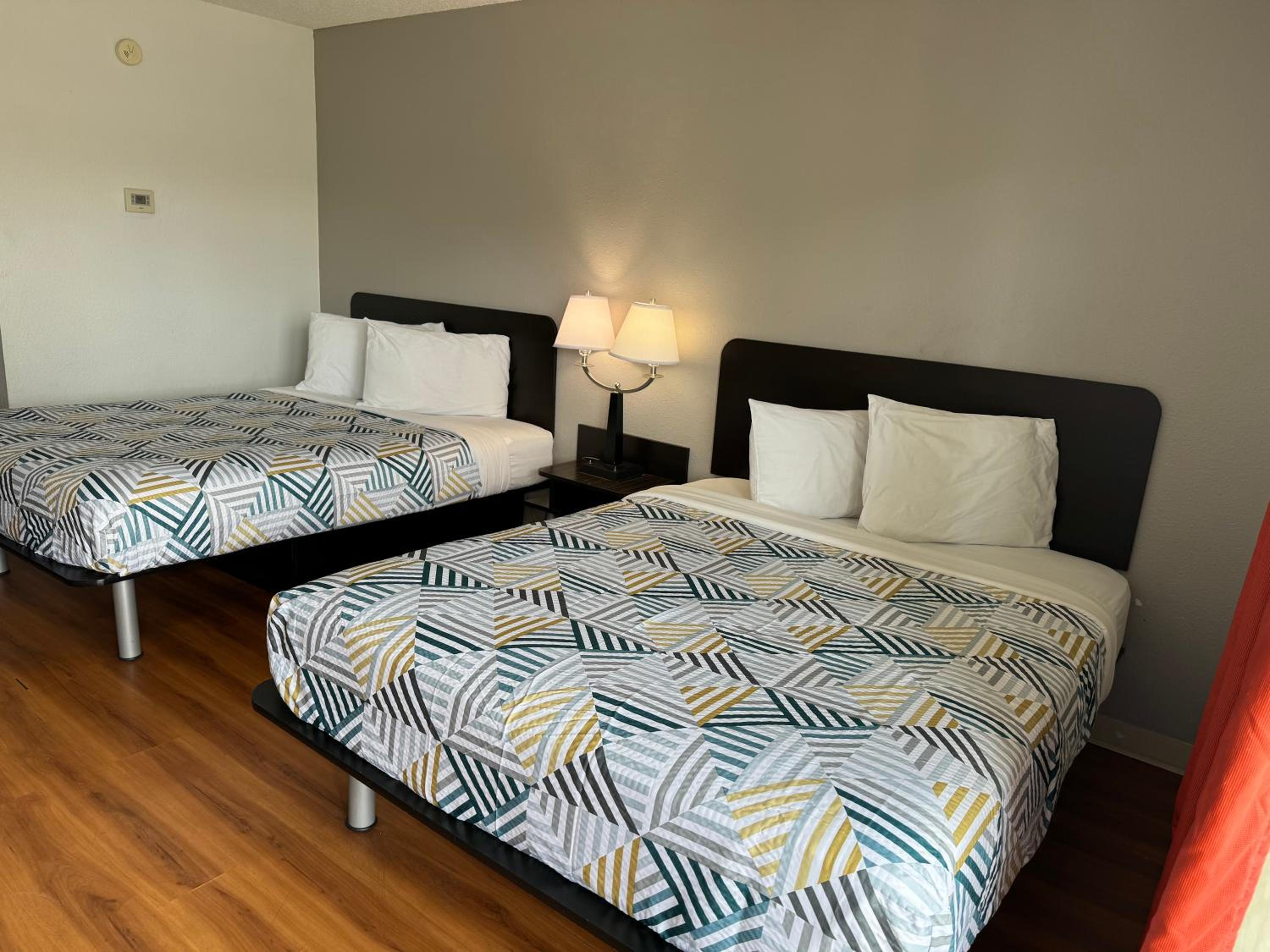 Deluxe Queen Room with Two Queen Beds - Non-Smoking - Photo 3
