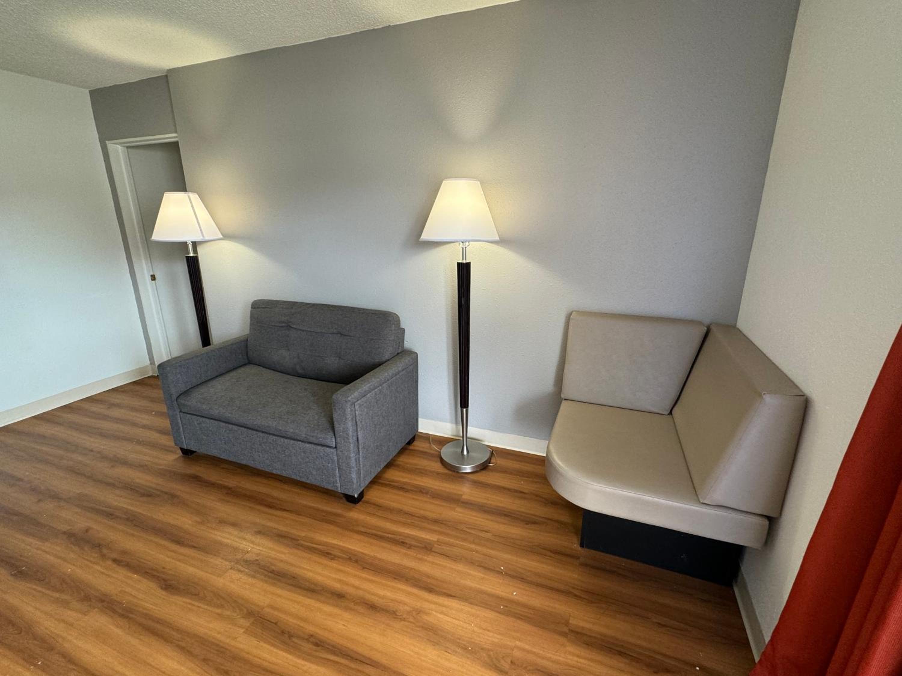 Suite - Non-Smoking - Photo 3