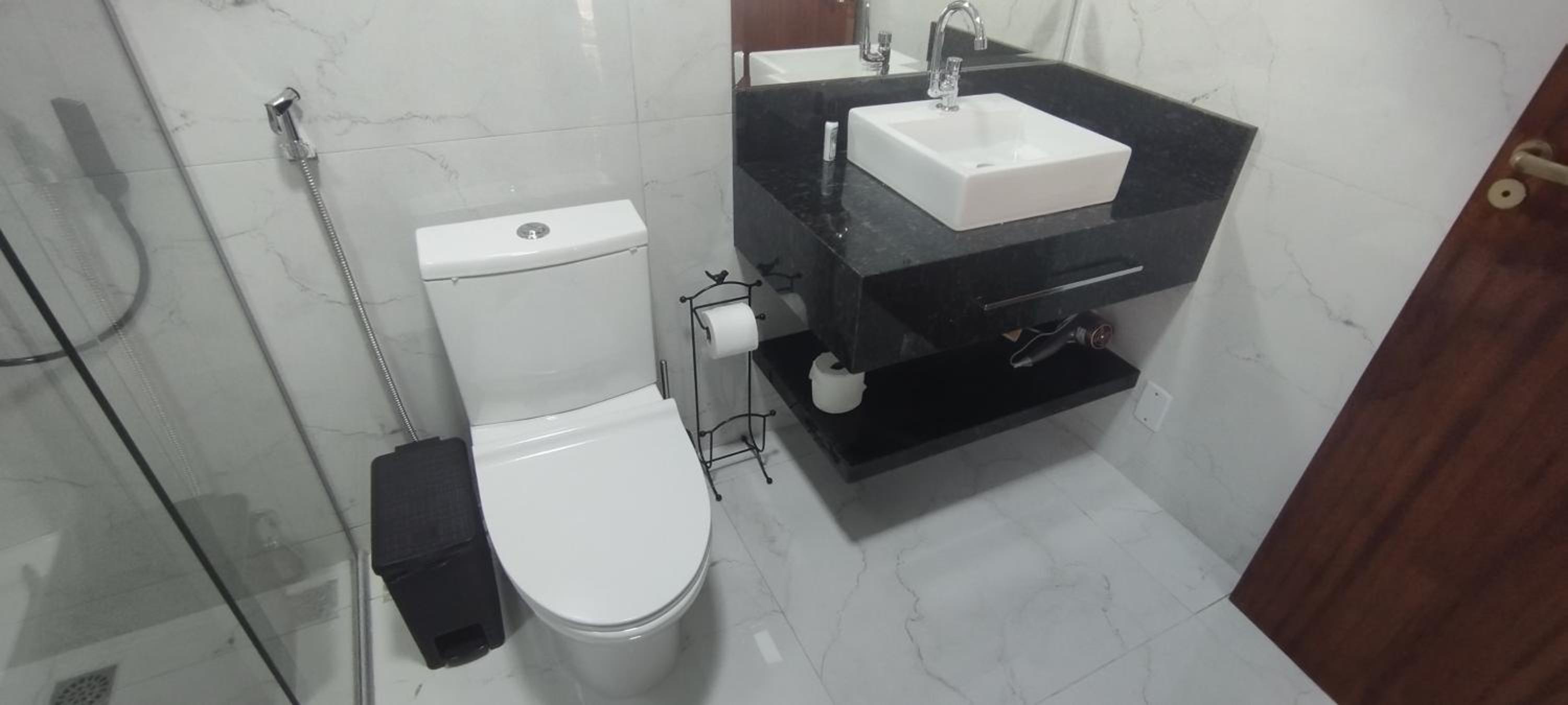 Deluxe King Suite - Photo 2