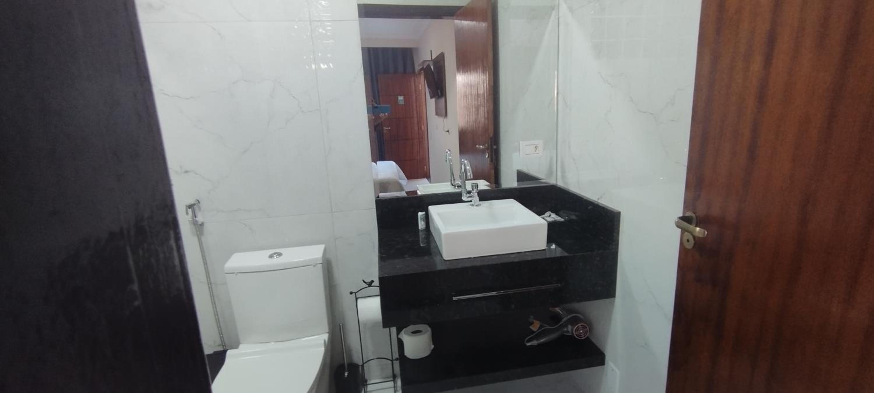Deluxe King Suite - Photo 11