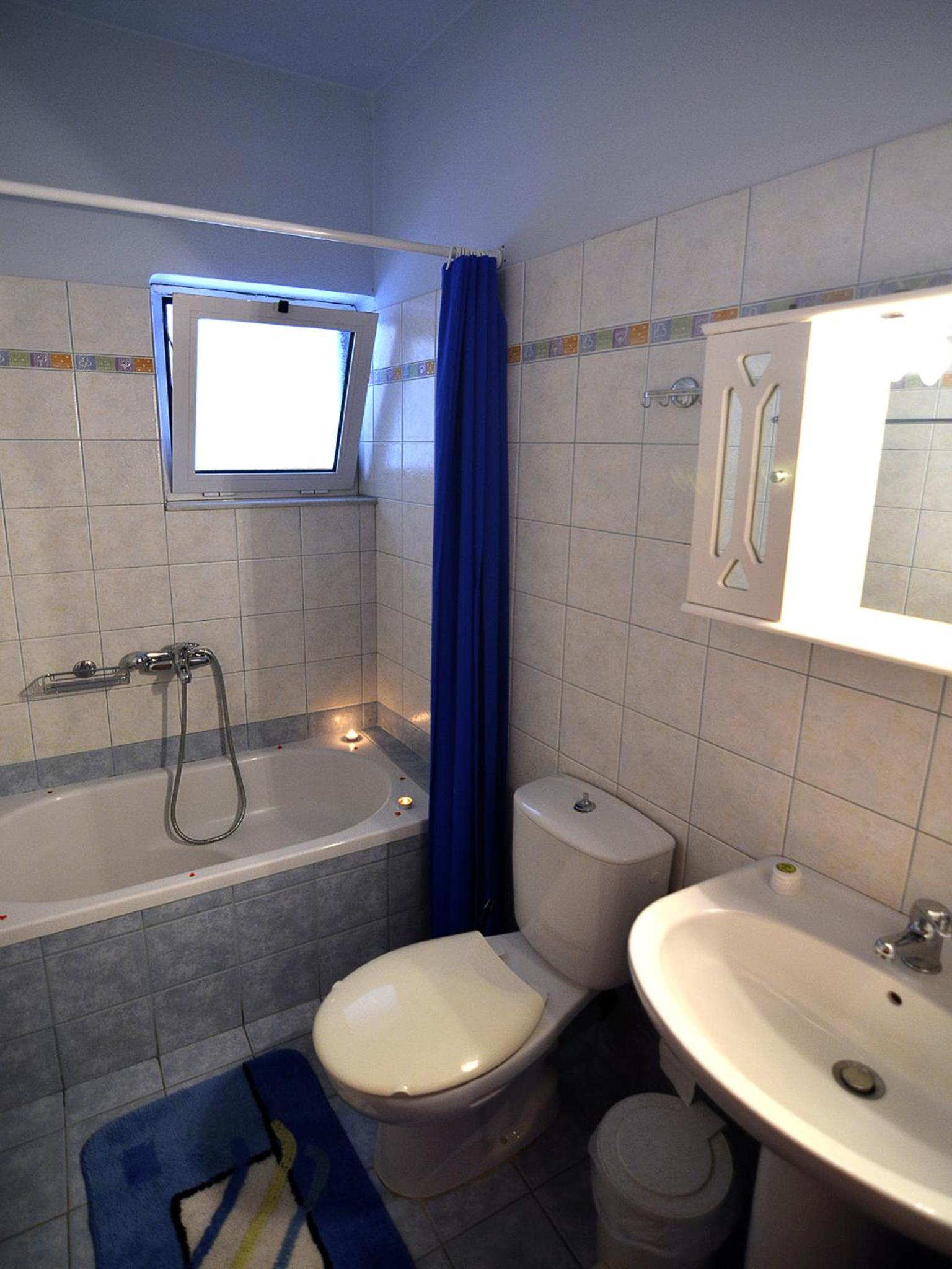 Two-Bedroom Apartment with City View - Photo 9