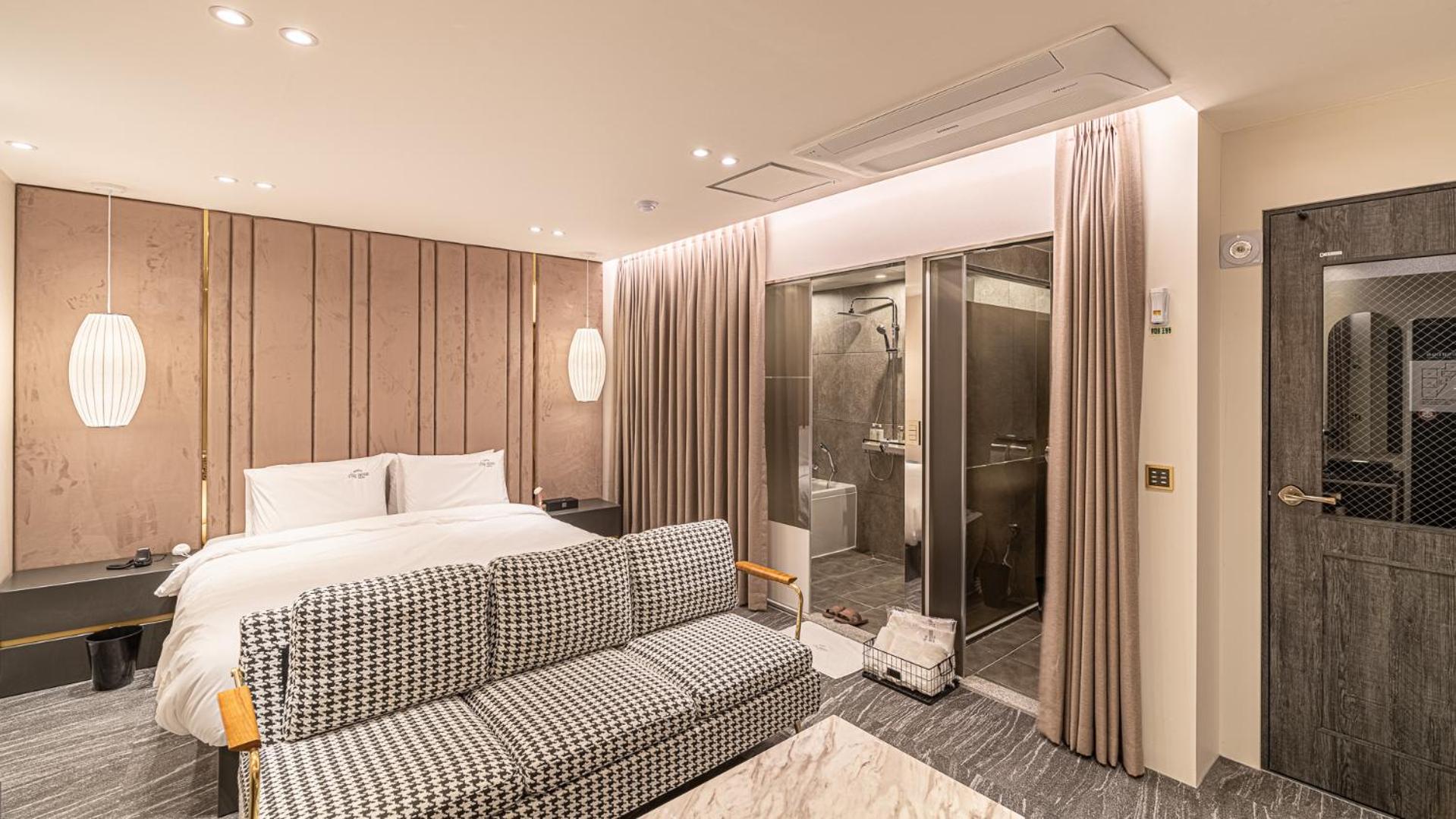 Suite - Photo 1