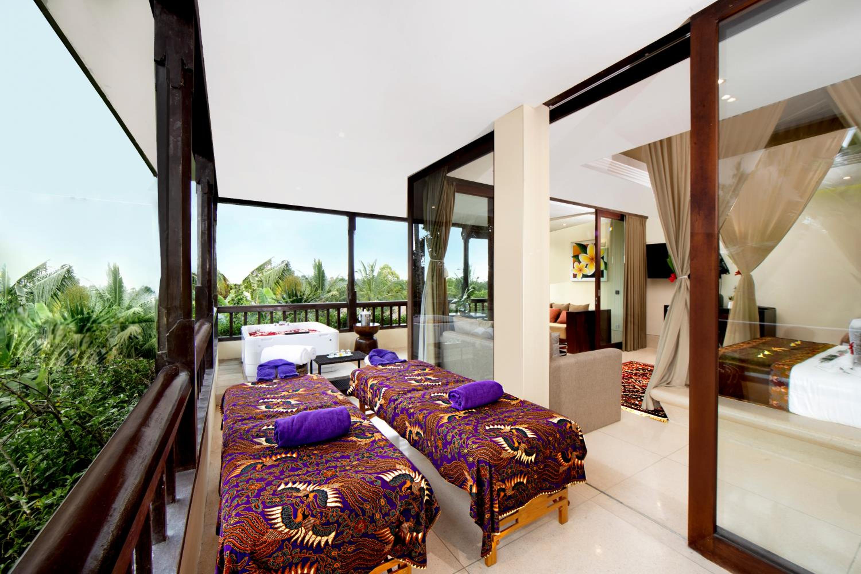 Panoramic Corner Jacuzzi Royal Suite with Free Daily Sunset Yoga and Afternoon Tea photo 2