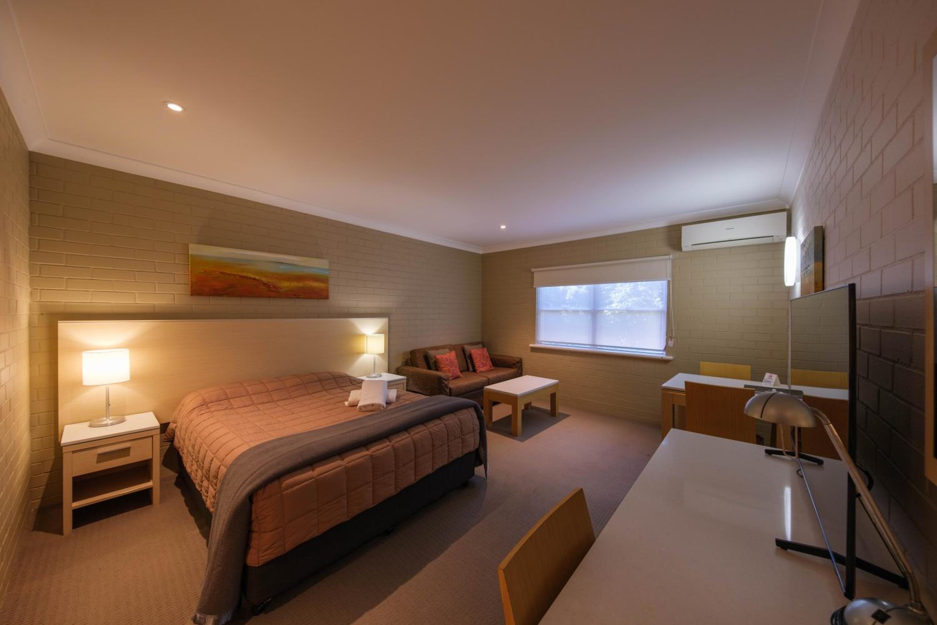 Queen Room photo 1