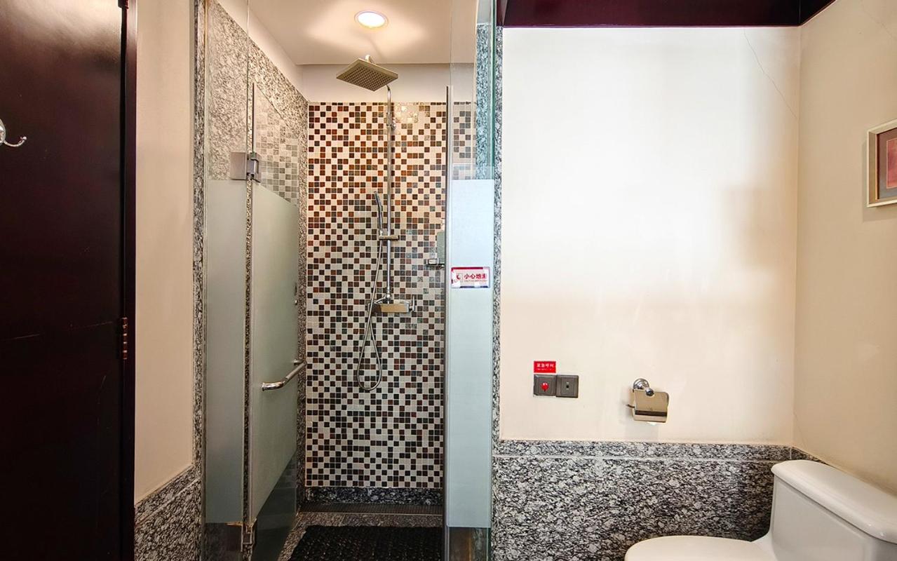 Twin Room with City View - Photo 2