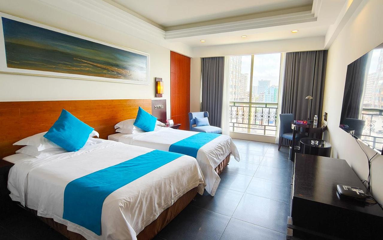 Twin Room with City View - Photo 3