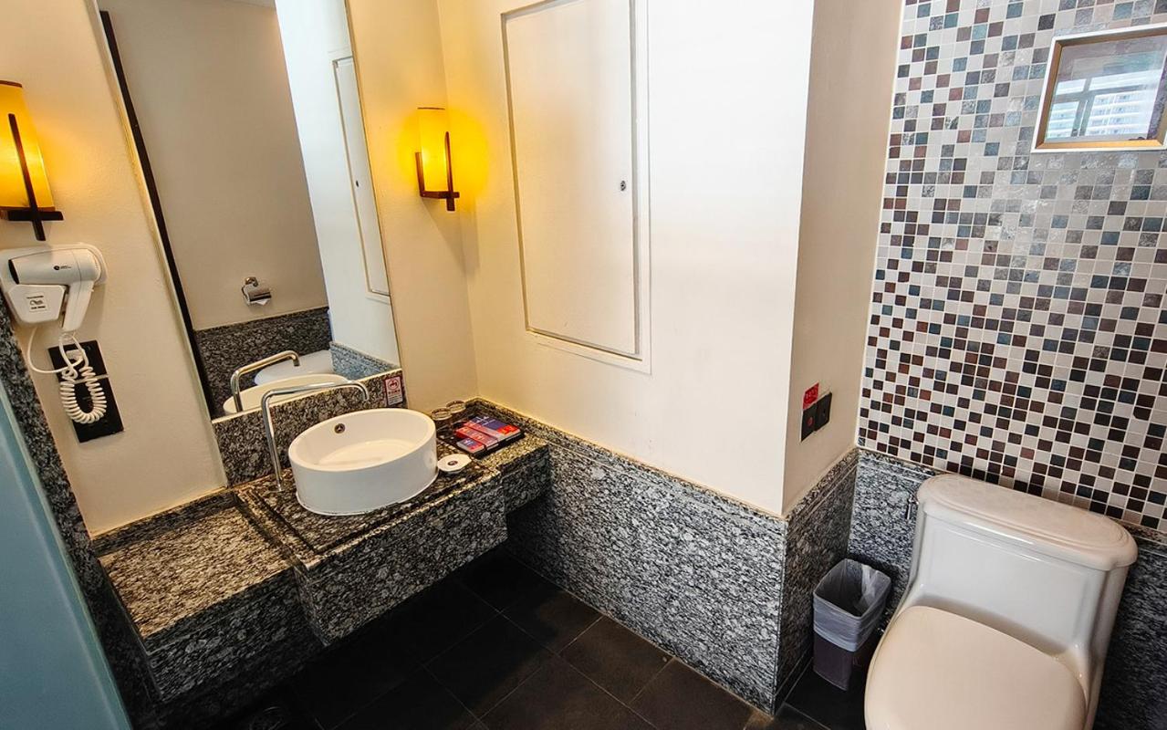 Deluxe Twin Room with City View - Photo 10