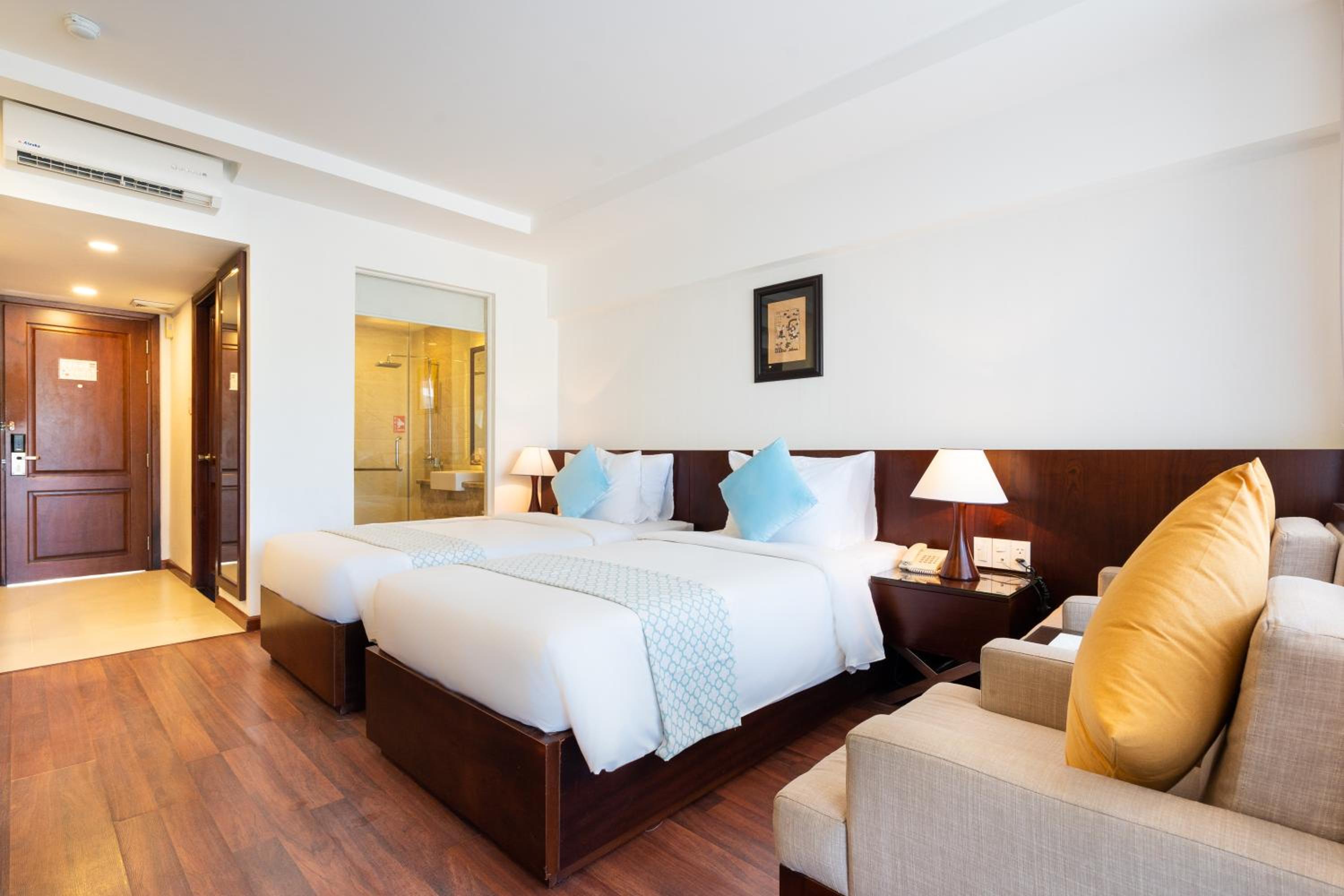 Superior Twin Room with City View photo 3