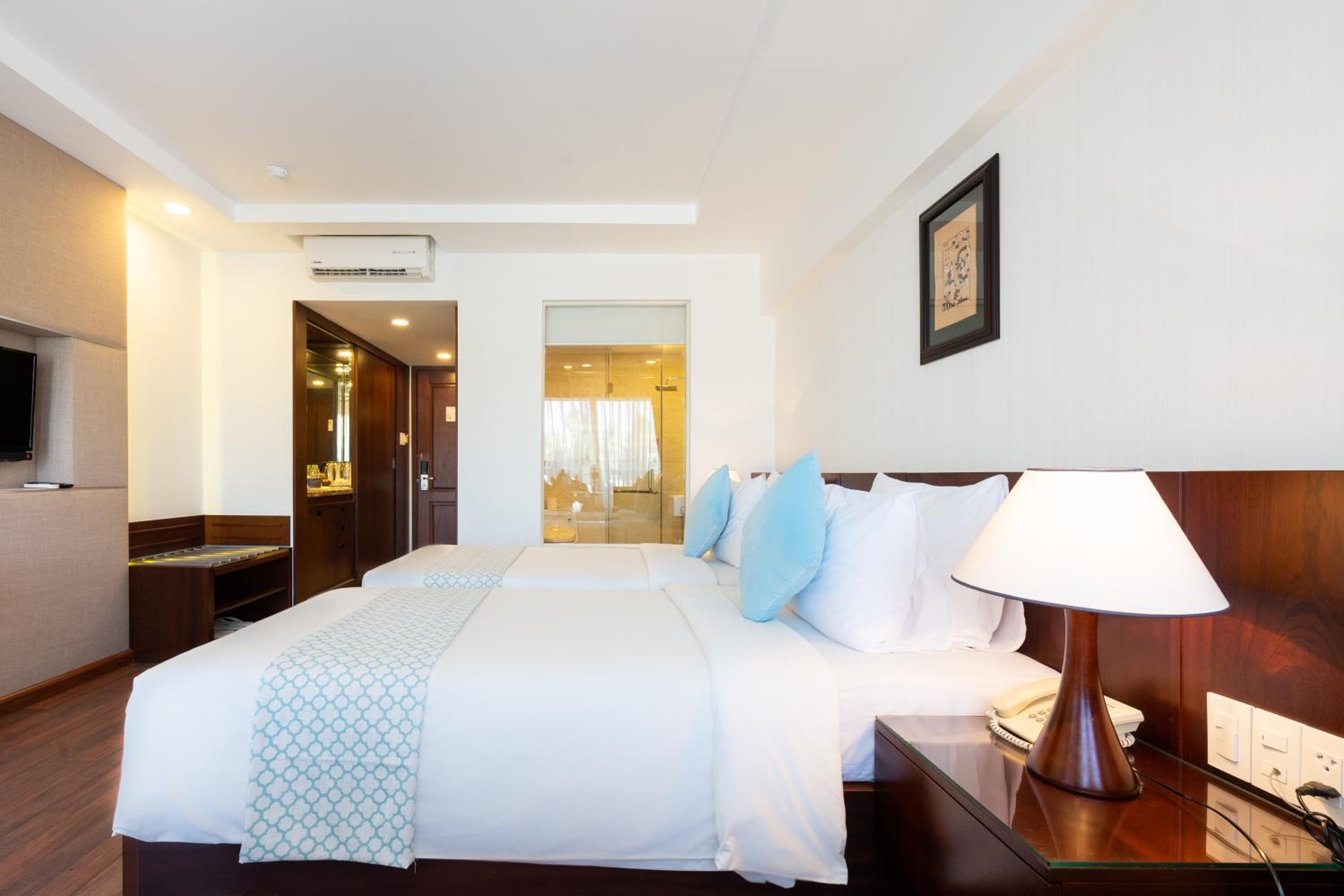 Superior Twin Room with City View photo 2