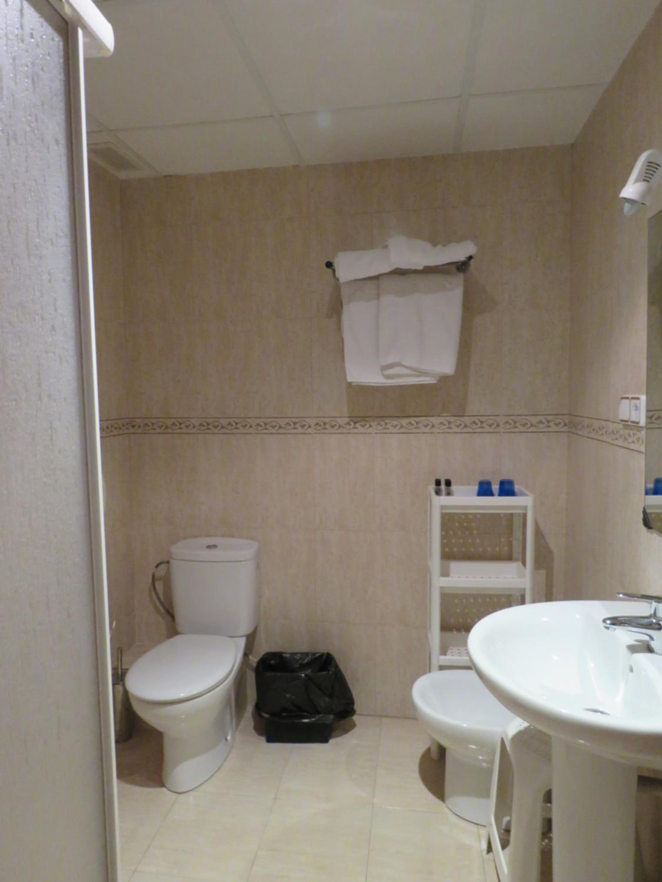 Twin Room - Photo 9