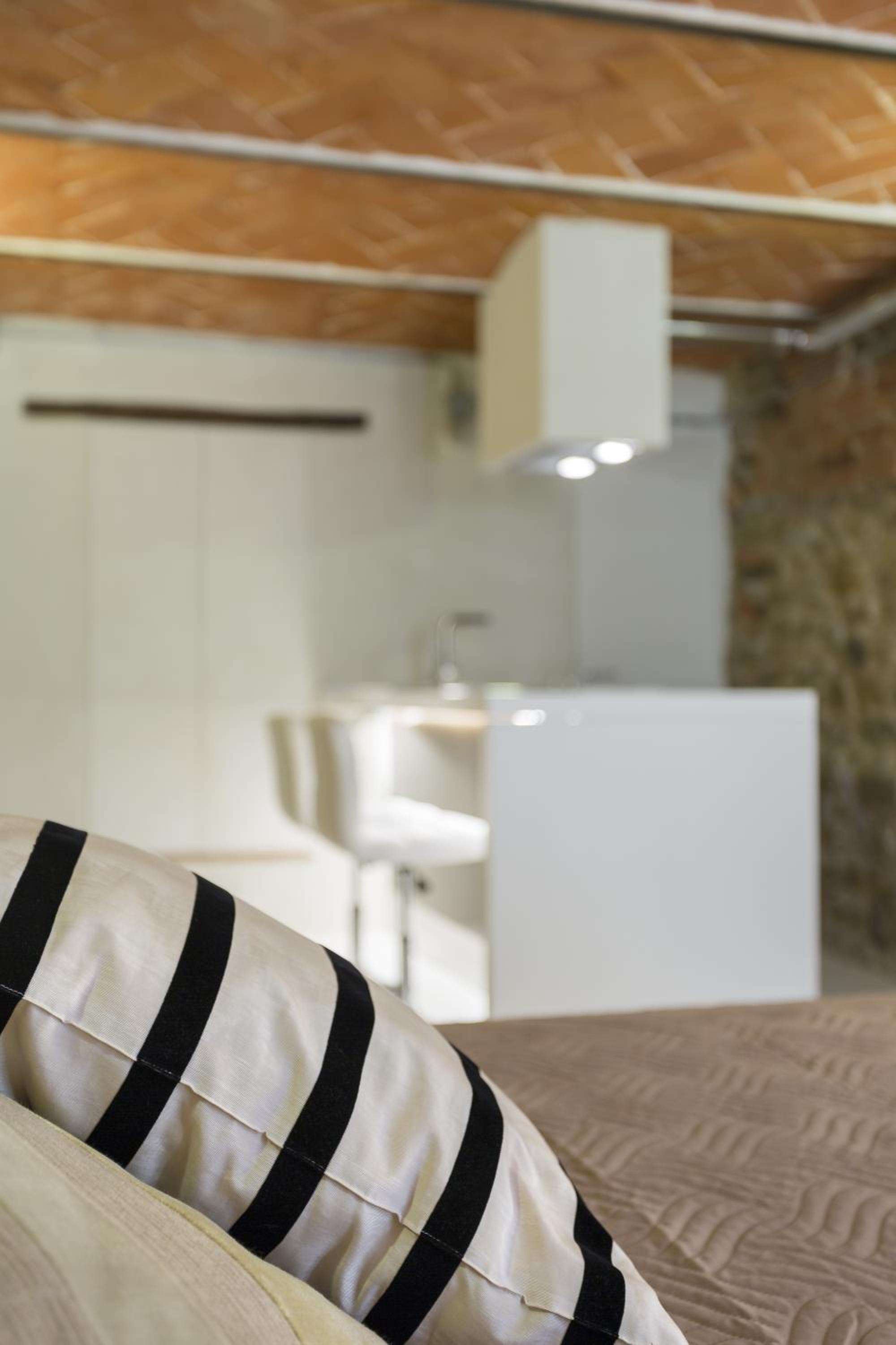 Studio Apartment - Photo 14