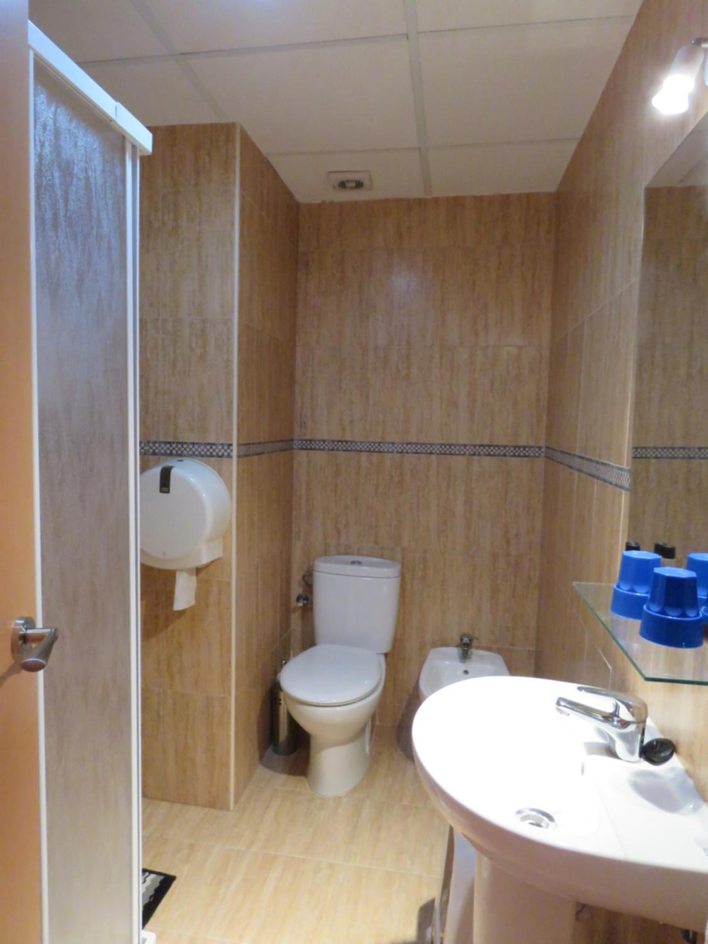Twin Room - Photo 8