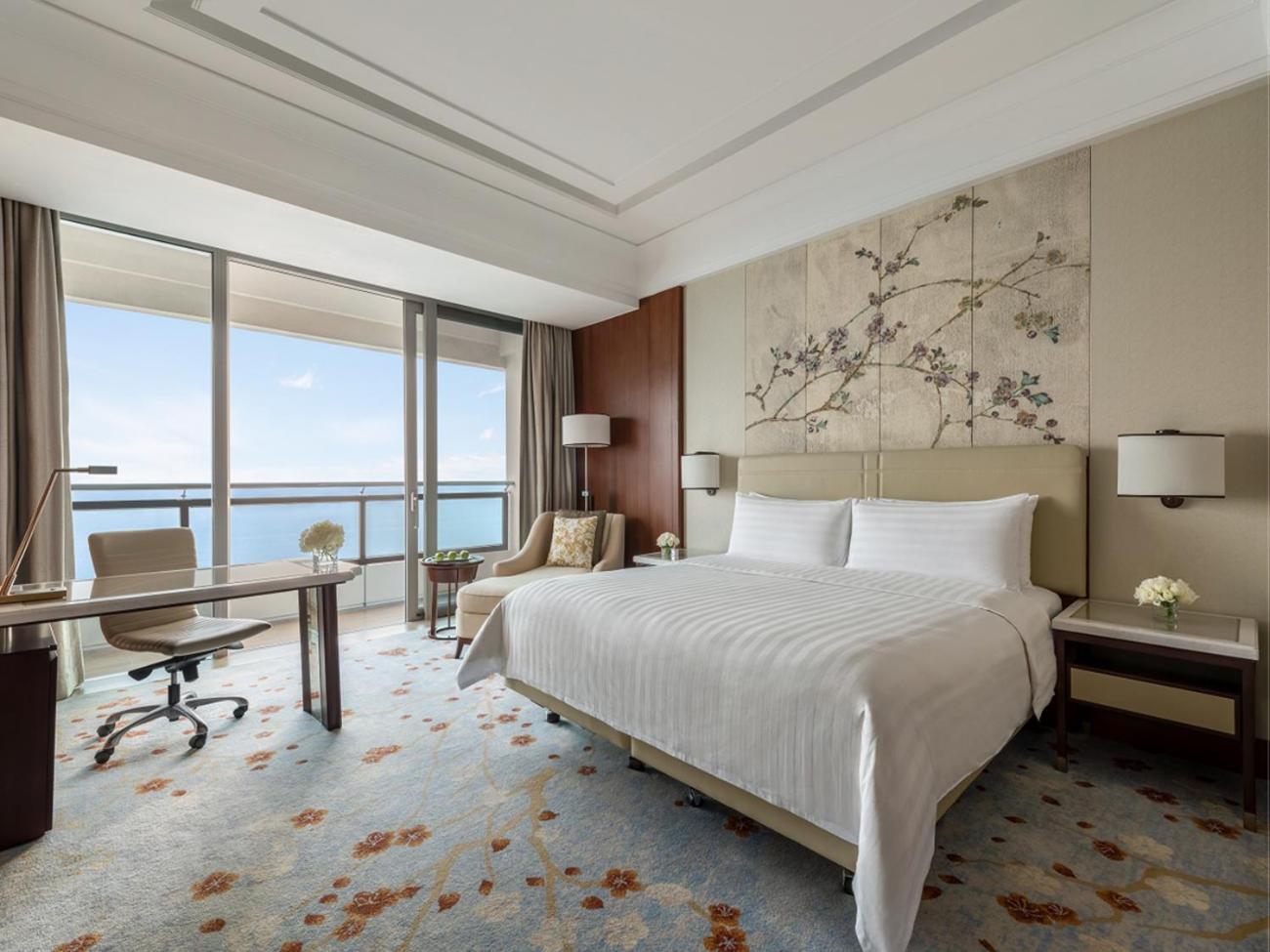 Deluxe King Room with Balcony and Sea View photo 1
