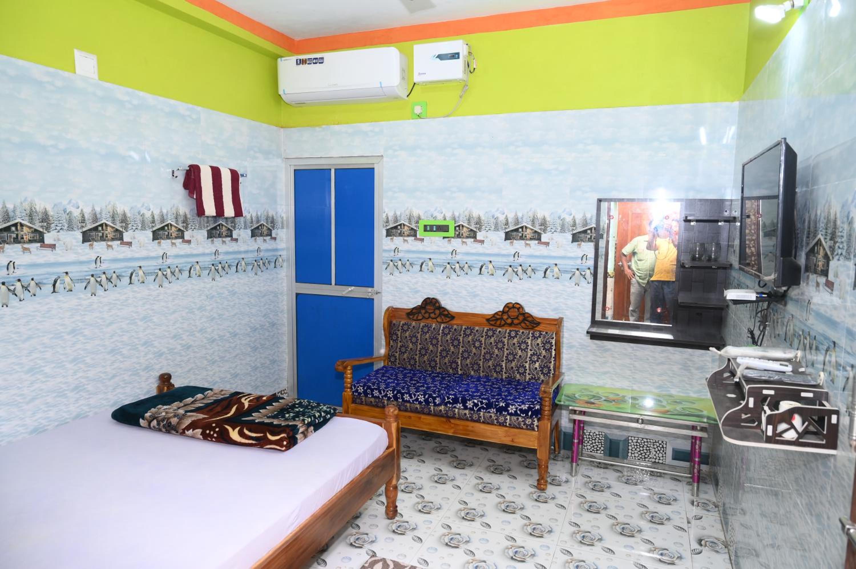 Deluxe Double Room (2 Adults + 1 Child) - Photo 11