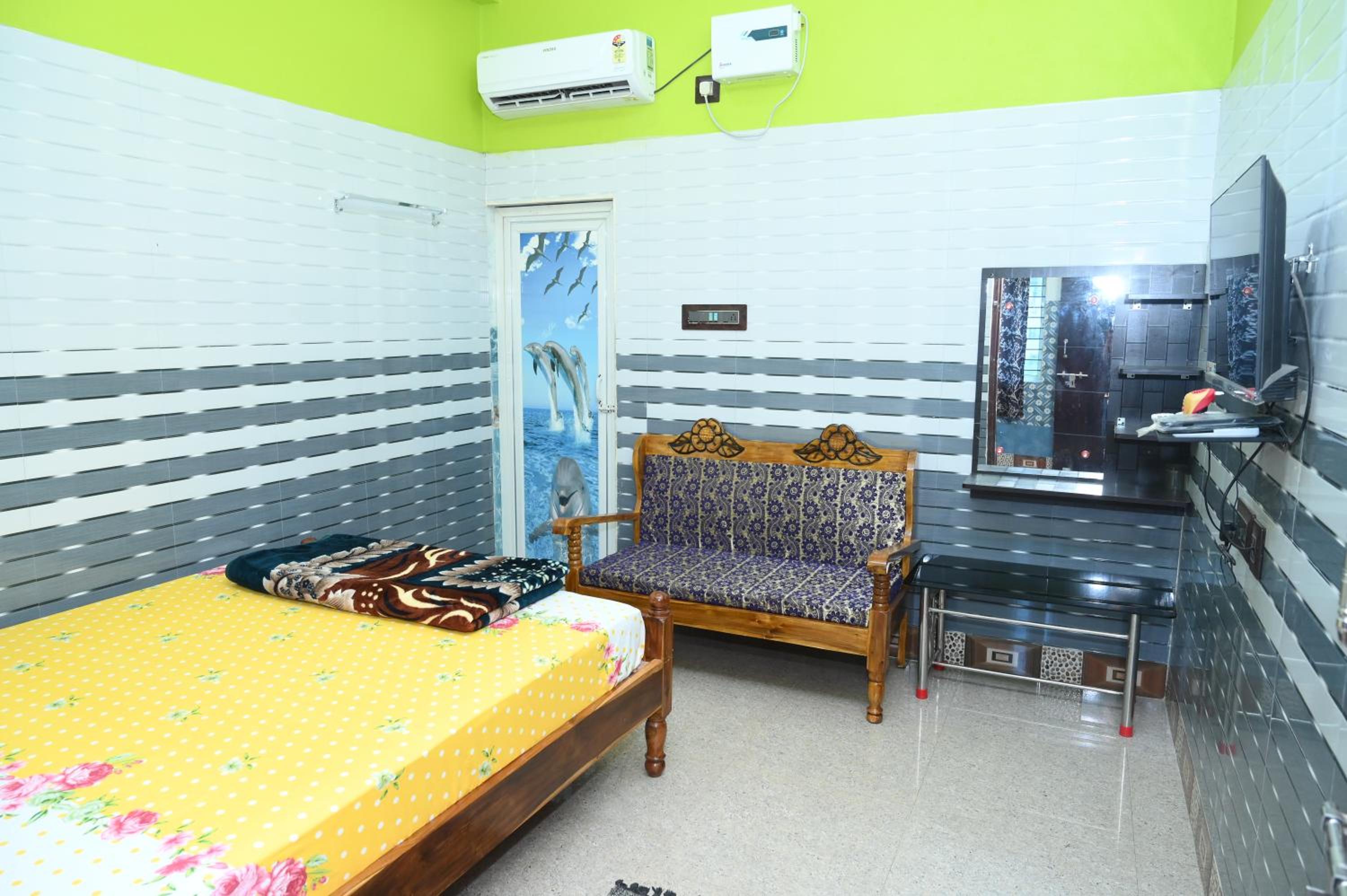 Deluxe Double Room (2 Adults + 1 Child) - Photo 12