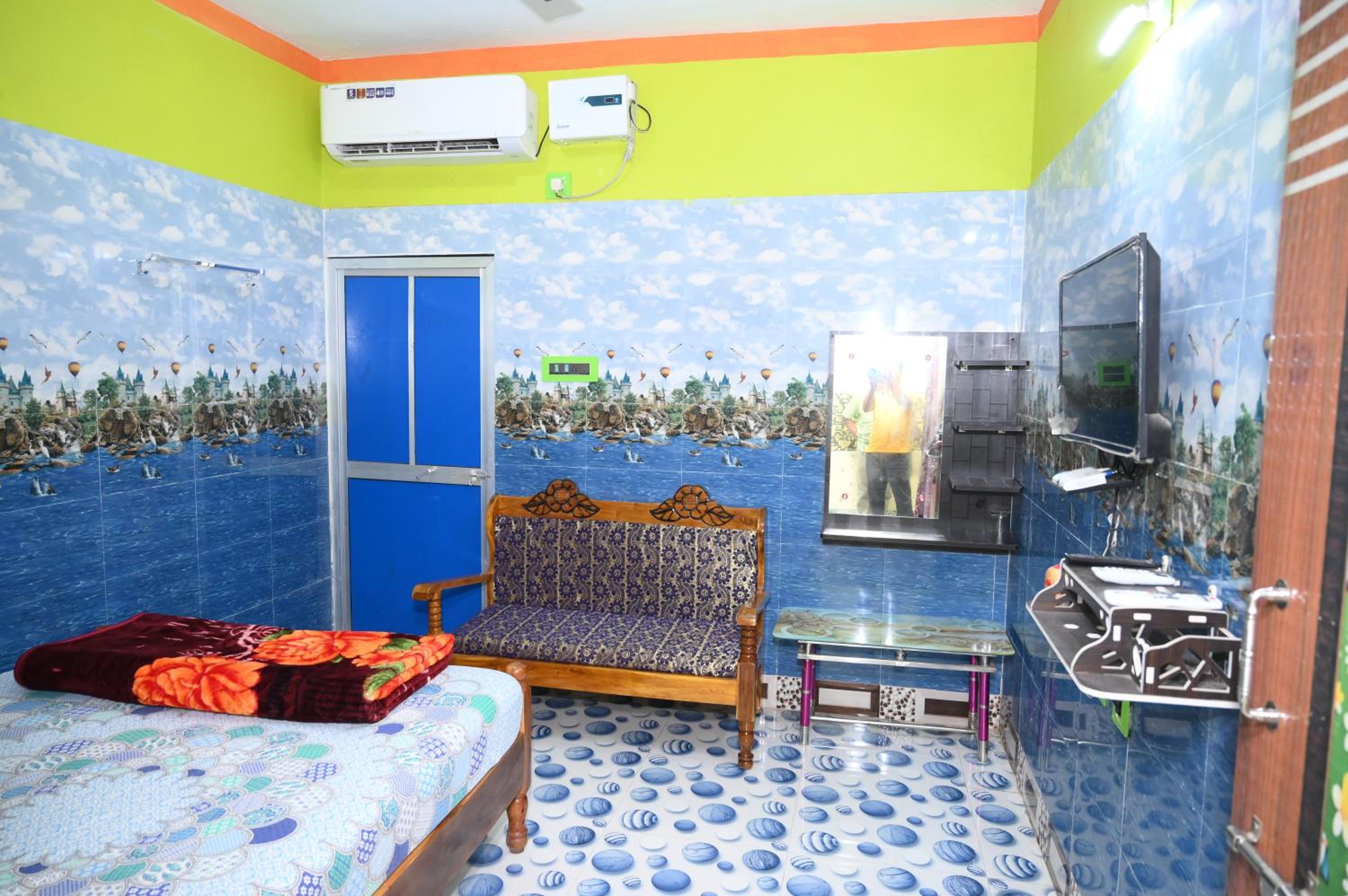 Deluxe Double Room (2 Adults + 1 Child) - Photo 13