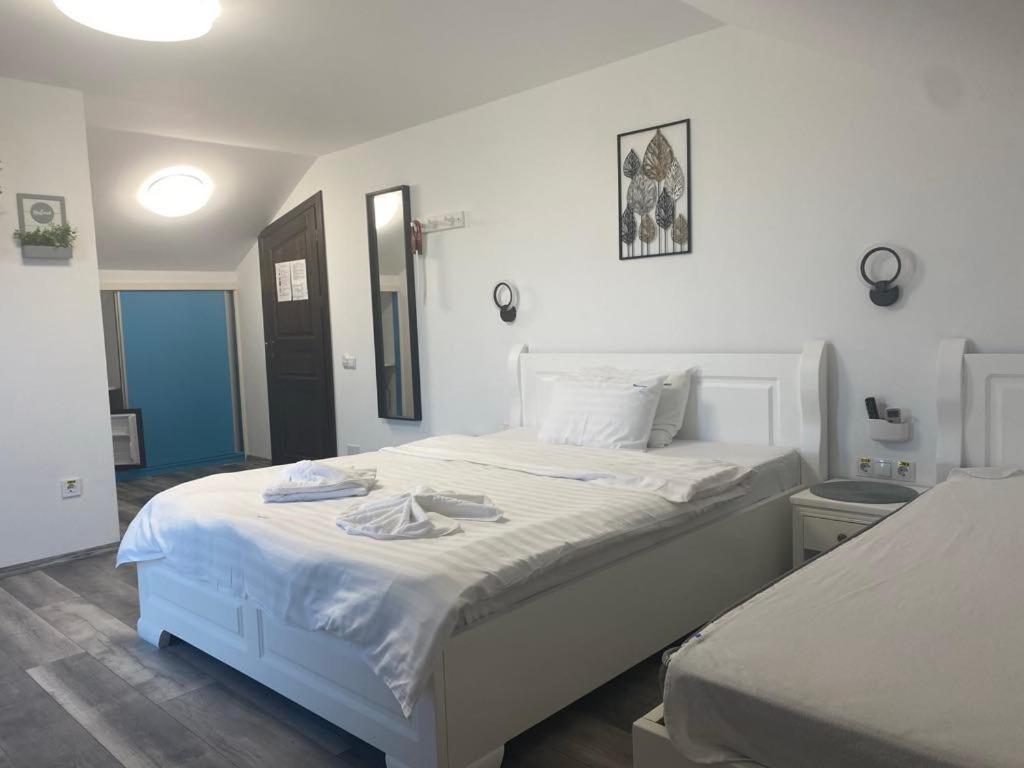 Deluxe Queen Room with Two Queen Beds photo 1