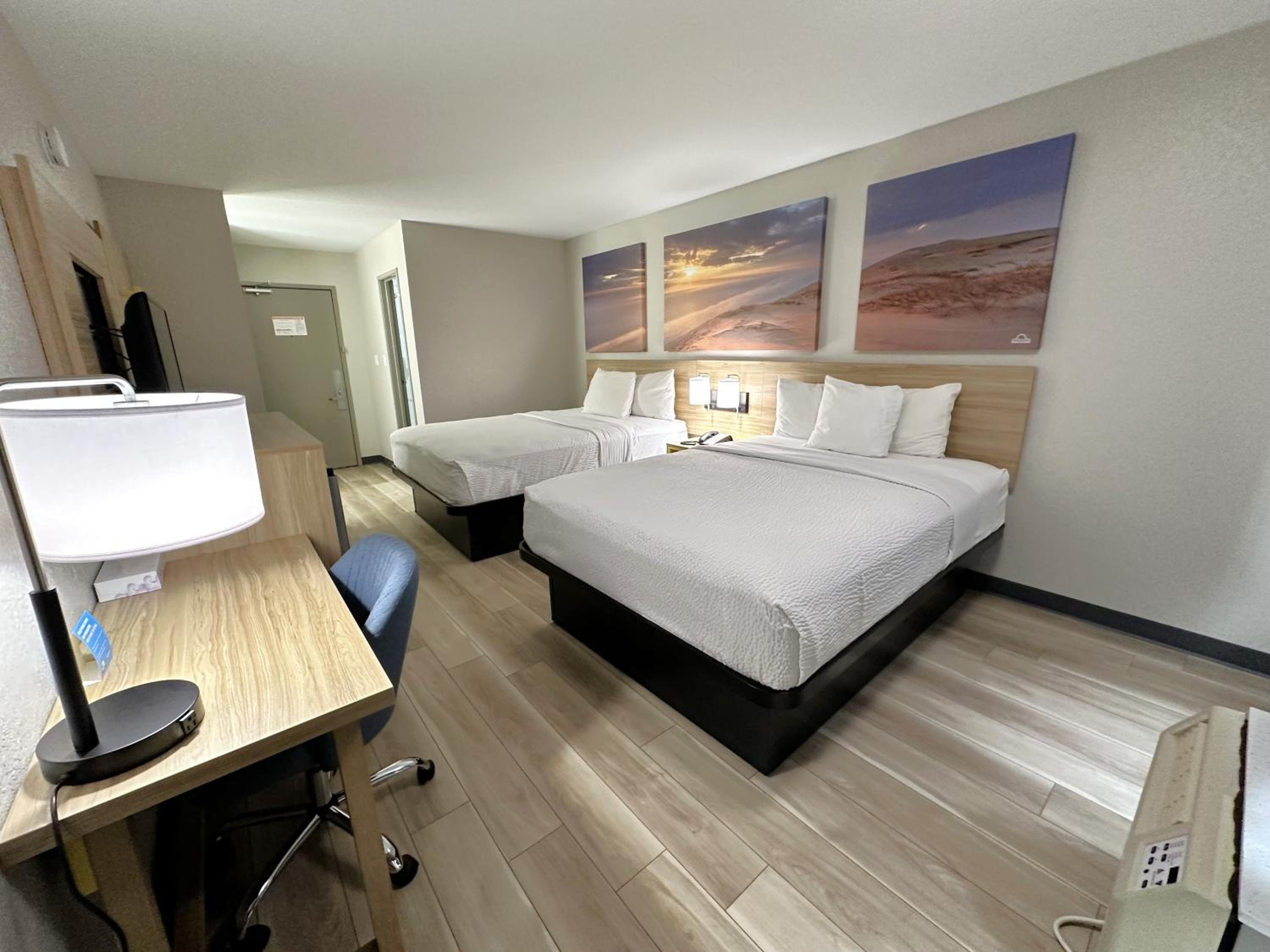 Queen Room with Two Queen Beds - Non-Smoking - Photo 5