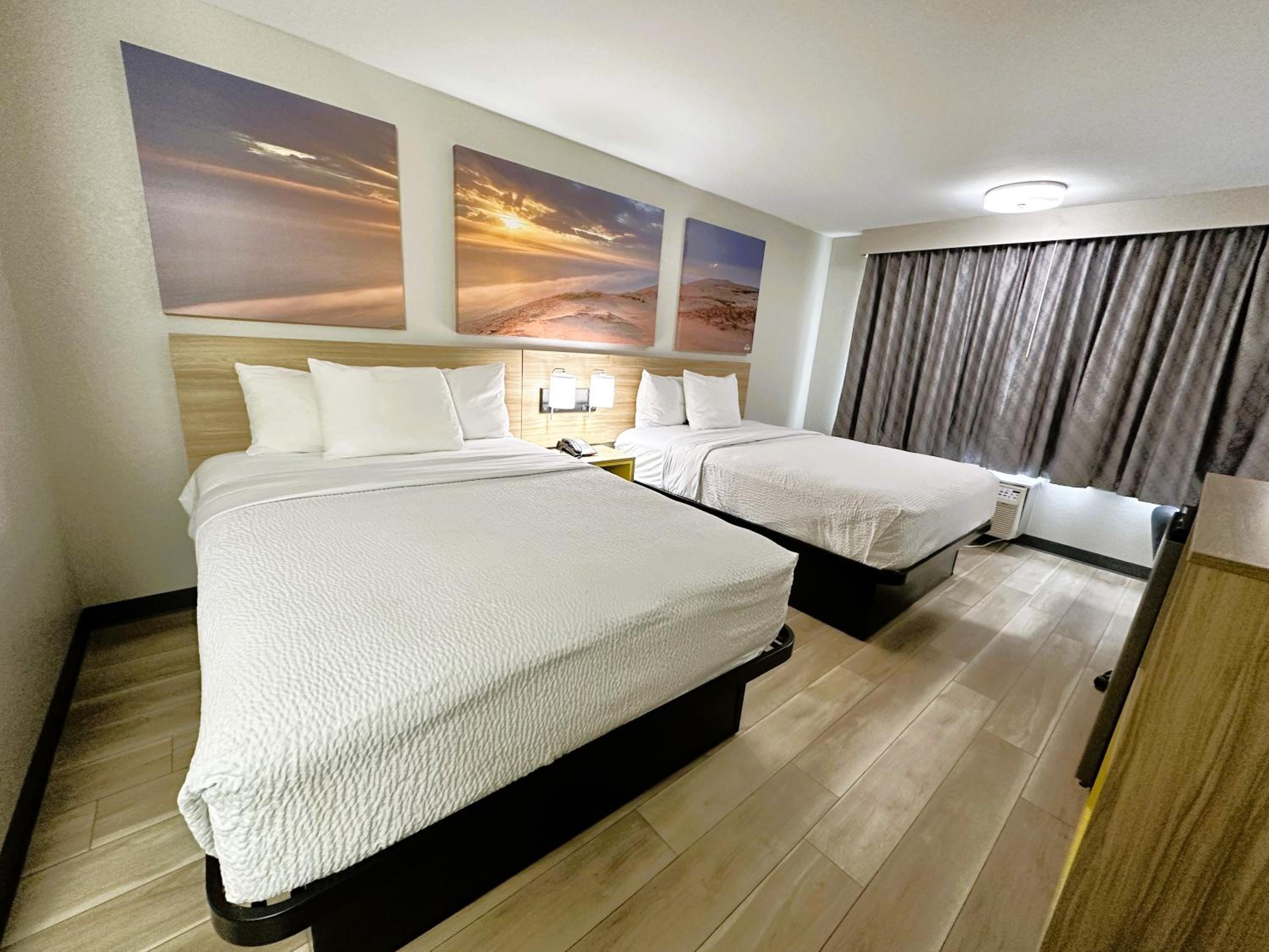 Queen Room with Two Queen Beds - Non-Smoking - Photo 2